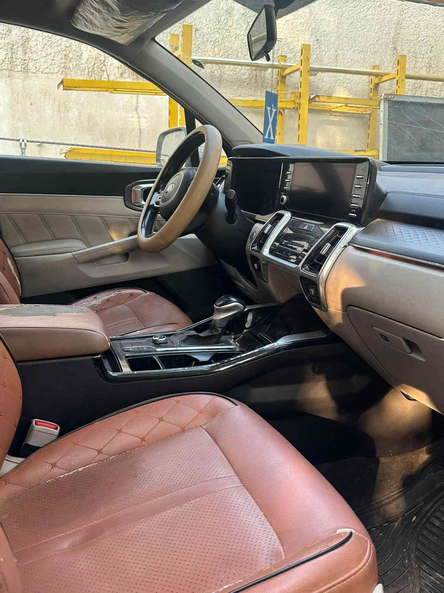 🔥 للبيع كيا سورينتو SX موديل 2021 ) 🔥
📞 للتواصل والاستفسار (اتصال أو واتساب): ⁠***********⁠
 السعر: 250 ورقة 💰
 المحرك: 3.5 لتر (6 سلندر) عزم قوي جداً
 اللون: أبيض ملكي
 المواصفات: خليجية
 العداد (السير): 109,750 كم (قابل للزيادة البسيطة)
 السنوية واللوحة: بغداد خصوصي (رقم قادسية)
 الحالة: قطعتين صبغ فقط والباقي نظيف وبدون خمش
💎 أبرز المواصفات والرفاهية:
 كاميرا 360 درجة + كاميرا خلفية + حساسات ضغط الإطارات
 سقف بانورامي + صندوق كهربائي + مقاعد الصف الثالث (7 راكب)
 نظام المفتاح الذكي وبصمة تشغيل + تبريد وتدفئة المقاعد
 مسند الذراع، مثبّت السرعة، ووضعيات القيادة المتعددة
 مرايا جانبية كهربائية، نوافذ كهربائية، وحساس المطر
 شاشة ذكية، رادار، ونظام مراقبة النقطة العمياء
 تحكم تلقائي في درجة الحرارة، مقاعد كهربائية مع ذاكرة للمقعد
 6 وسائد هوائية، مصابيح أمامية ليد وزينون، مانع الانزلاق
 عرض المعلومات على الزجاج الأمامي (HUD) + إنارة محيطية
 أبل كاربلاي + نظام AWD (دفع رباعي)
 شاحن لاسلكي، ستائر خلفية، كشافات ضباب
 نظام بوز الصوتي الفاخر + منقي هواء
 التحكم الإلكتروني في الثبات، التوجيه الكهربائي، وقفل الأمان للأطفال
