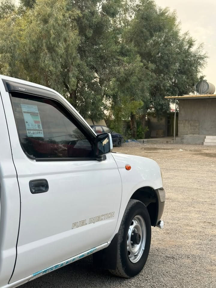 Nissan 2010
بۆ مەسرەف مەگەرێ سەوتو دوکەلو بوخاری نیە 
مەکینەی نەکراوەتەوە بەشەرتی هەزار فیتەر 
تنو تۆڵە سەیارەکە حازرە بۆ بار
هەمو گیانی بەشەرت ڕەفیقی نەماوە 
سەنەوی تازەیە نیو دەرگای بۆیاخە لەگەل تۆزێکی بۆدیەکەی
بێ ناوگرتن سعری١٢٦ مەجالێکی زۆر کەم 
موشتەری نیت سەرمان مەئێشێنە
***********
