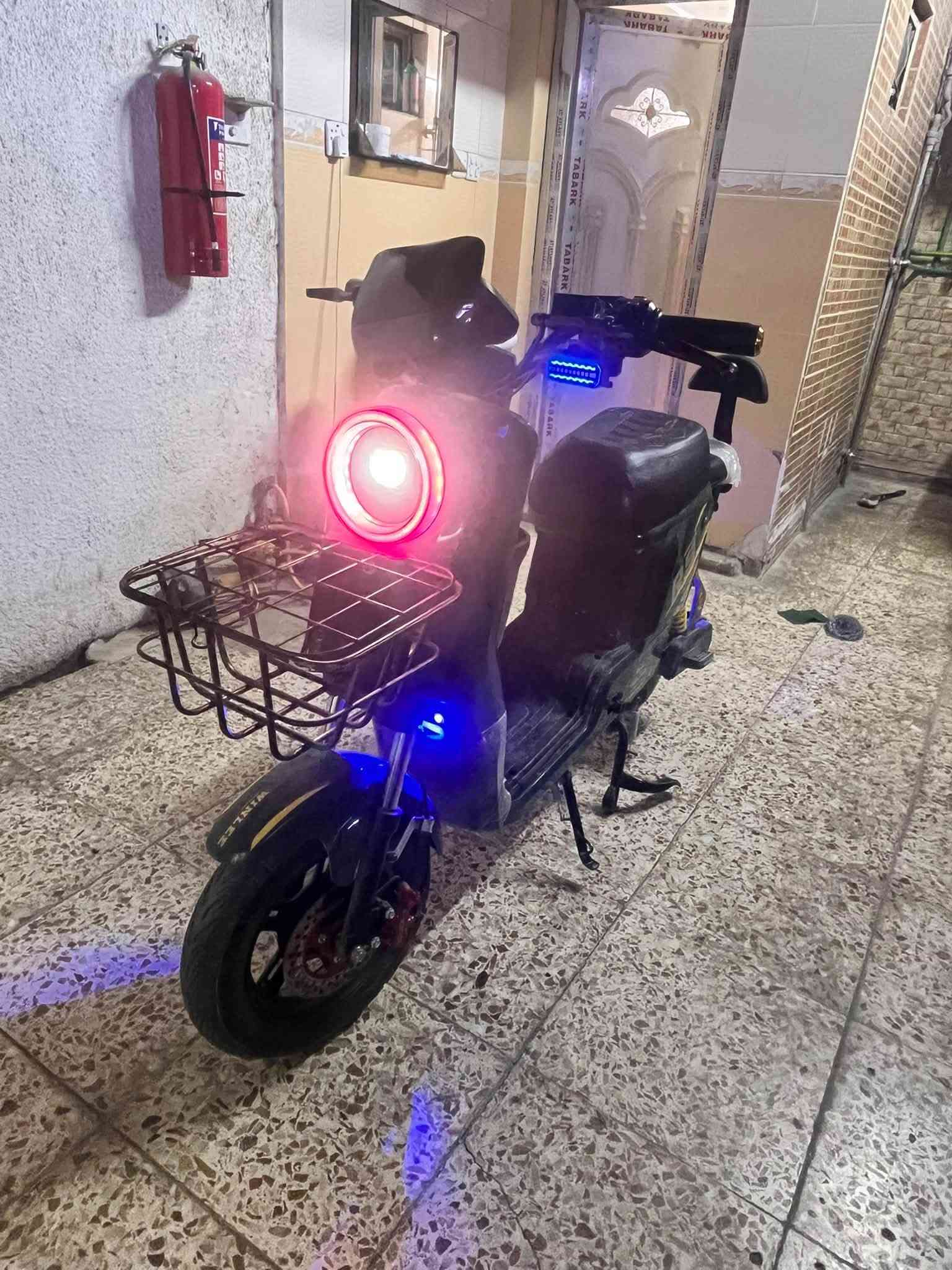 سلام عليكم  دراجه للبيع أر تسعه جديده مكفوله صار اله شهر من اشتريتها سعر ٧٠٠وبيها مجال جاهزه كل ملحقاتها ماشيه قليل تمشيك ٥٠كيلو بالشحن الوحده سرعته ٦٠بس بل عداد تطلع١٠٩ الدراجه حلوه ومرتبه لون اخضر علا زيتوني ***********واتساب فقط الدراجه 2026ول بطاريات 2026جديده
