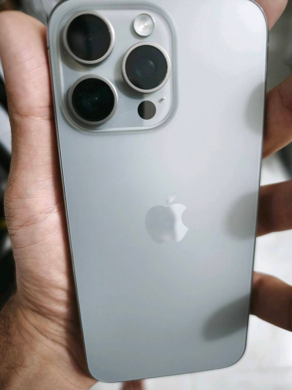 ايفون 15 برو ماكس خطين 256 جيجا تيتانيوم
iPhone 15 pro max titanium 256GB
غني عن التعريف
الجهاز جدا نظيف ما بيه شخطة و حاطلة لاصق مضلل
بطارية 89% امانة ما مفتوح و لا مبدل منه اي شي 
الكارتونة و الشاحن موجودات