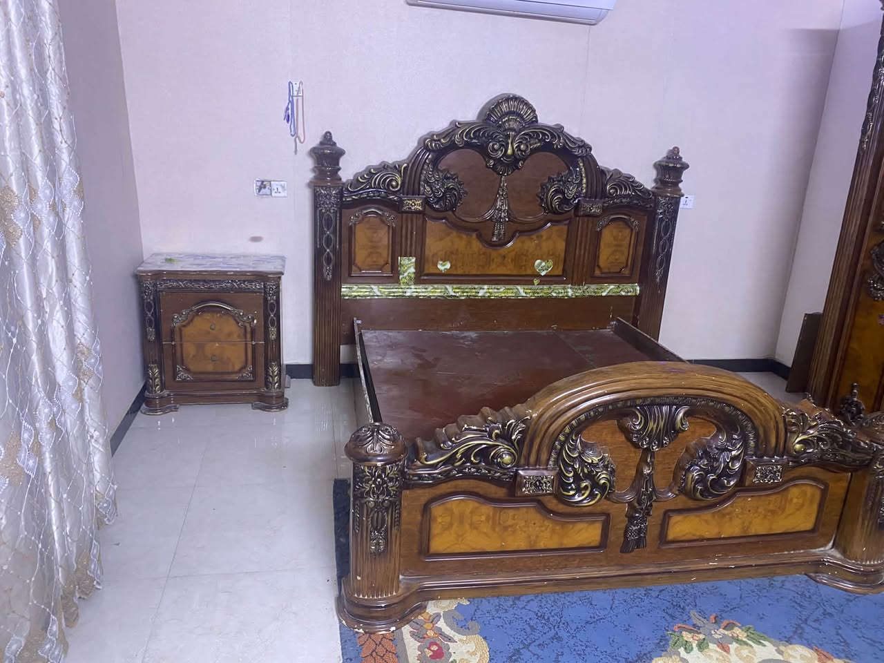 السلام عليكم غرفة نوم مصريه للبيع السعر ٢٥٠ العنوان حي الاسره ***********
