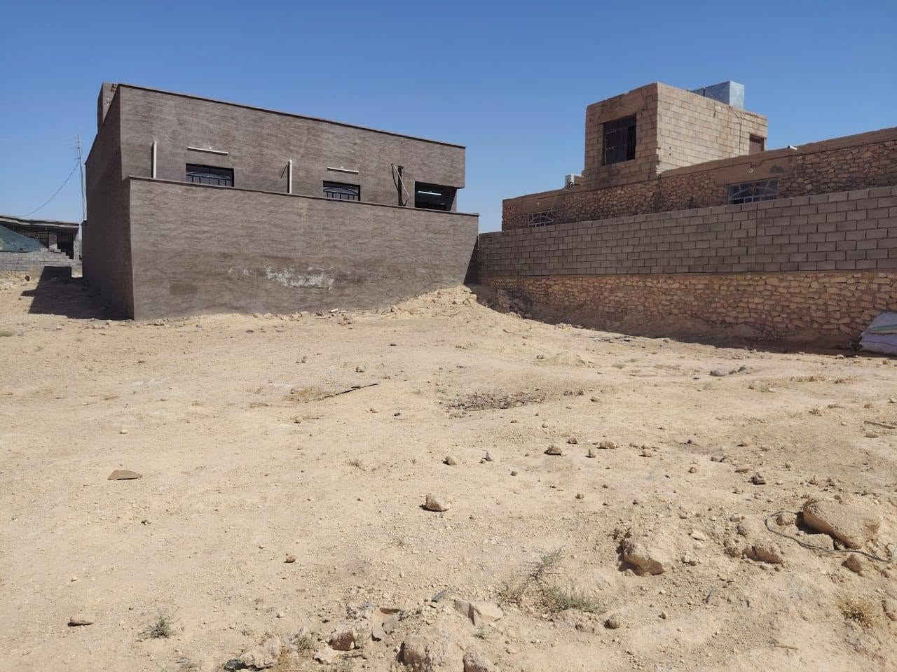 قطعة أرض للبيع طابو صرف في حديثة فوق بني داهر على شارع 40 متر مباشر النازل على بني داهر 
المساحة::250م
القطعة مخدومه ماء و كهرباء 
السعر::9 مليون وربع وبيه مجال بسيط
للاستفسار الاتصال على الارقام::

((***********))

((***********))
عنوان المكتب::الأنبار حديثة حي العسكري مقابل أسواق علي نصيف
