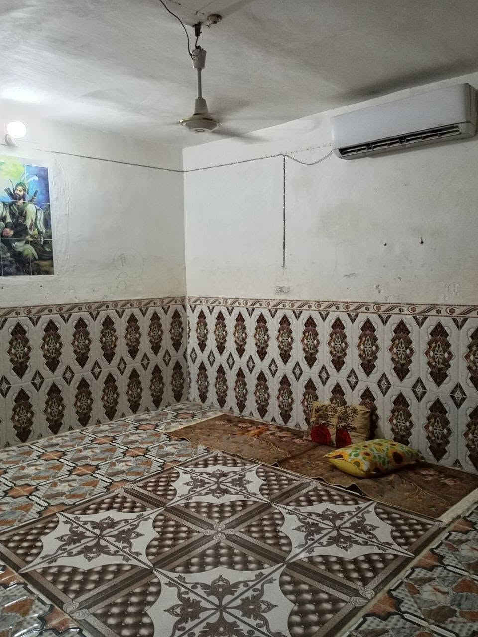 السلام عليكم يوجد بيت للبيع في حي الكرار طابو زراعي المساحة 170يتكون من غرفتين نوم+صاله+استقبال+حمامات خارجية للتواصل ***********
