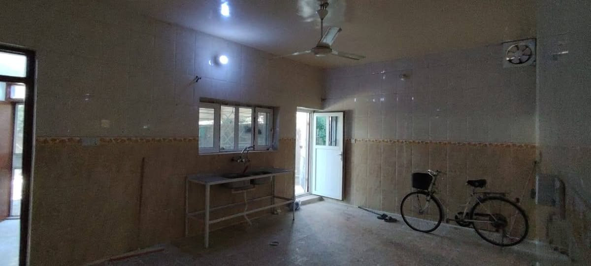 للبيع بيت بعانه حي العبور قرب جامع الصالحين مساحة الارض 312 متر مربع وركن والشارع مفتوح من الطرفين عرضه 15 متر يحتوي غرفتين نوم وخطار ومطبخ وهول واي سؤال على الخاص ..او الاتصال بالرقم
 *********** ...
