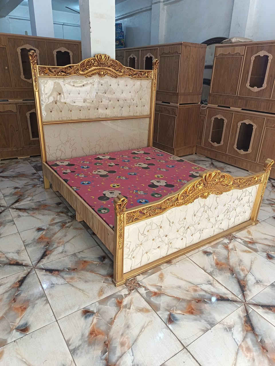 جربايا • خشب زان • ذهبي