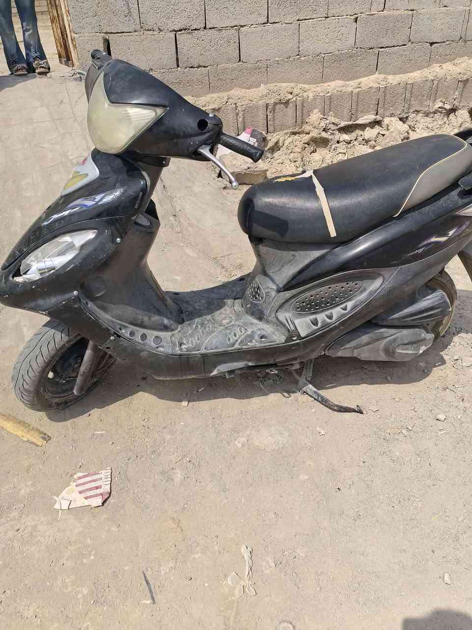 السلام عليكم اخوان دراجه كامكو G4 دراجه نضيفه كلش محرك ما مفتوح غراضها كلها بلاديه بس هيه متروكه اني   بدوام ومفارغ الها دراجه كامله مكمله كلشي شغال تشتغل سلف ولايتات اشارير كلشي كلها تشتغل ونوزل مو كابرتيه تايرات تو بدلهن  رايدها ب 450 الشراي يتواصل وياي
*********** مكاني قضاء القرنة
