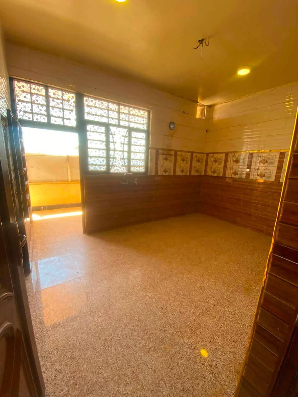 🏡✨ فرصة مميزة للإيجار – لا تُفوّت ✨🏡
🔥 مشتمل طابق ثاني وطابق ارضي  حديث البناء (2023)

📍 الموقع: بعقوبة – خلف جامع إبراهيم عزت – دور المعسكر – خلف جملونات الجملة، في منطقة هادئة وقريبة من جميع الخدمات.

📐 المساحة:

150 متر²

🏠 يتكون من:

🛏️ غرفتي نوم واسعتين
🛋️ صالة استقبال مريحة
🍽️ مطبخ عملي
🚿 صحيات
🌤️ منور
🏠 بيتونة
☀️ سطح مستقل

✅ المميزات:

✨ بناء حديث (2023)
💧 الإيجار يشمل الماء والكهرباء
⚡ متوفر كيبل مولدة
🚰 موتور ماء
🚗 موقع ممتاز وسهل الوصول
👨‍👩‍👧‍👦 مناسب للعوائل الباحثة عن الراحة والهدوء

💰 الإيجار:

300 ألف دينار فقط
شامل الماء والكهرباء.

📞 للاستفسار والحجز:
***********
📲 متوفر واتساب

🚨 سارع بالحجز… فالعقارات المميزة في هذه المنطقة لا تبقى متاحة لفترة طويلة!
