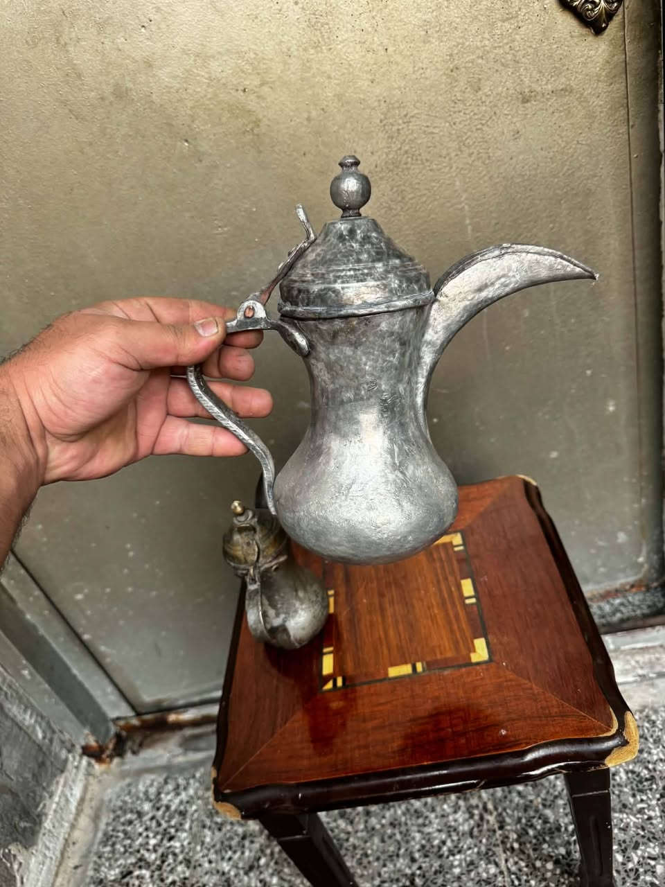 دلة بغدادية سيد صالح قبق ناصي معى دلة بغدادية صغير
@سيد صالح قياس ٢٦سم الثانية ١٦سم نضافات جيدة
*********** بغداد

