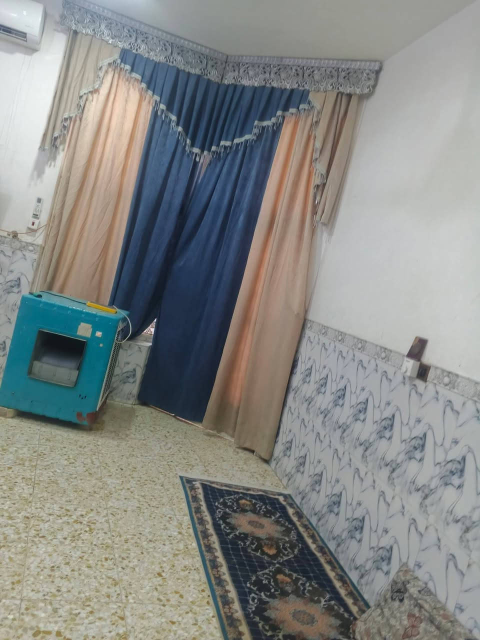 دار للبيع المساحه 100 متر بناء نضيف السقف كونكريت مسلح والارضيه سيراميك 

كافه الخدمات متوفره ماء وكهرباء قريب ع شارع العام 

📍 الموقع حله سياحي قرية الساده قريب ع فرن الصمون 

📞 للاتتصال ***********

📞 للاتصال ***********
