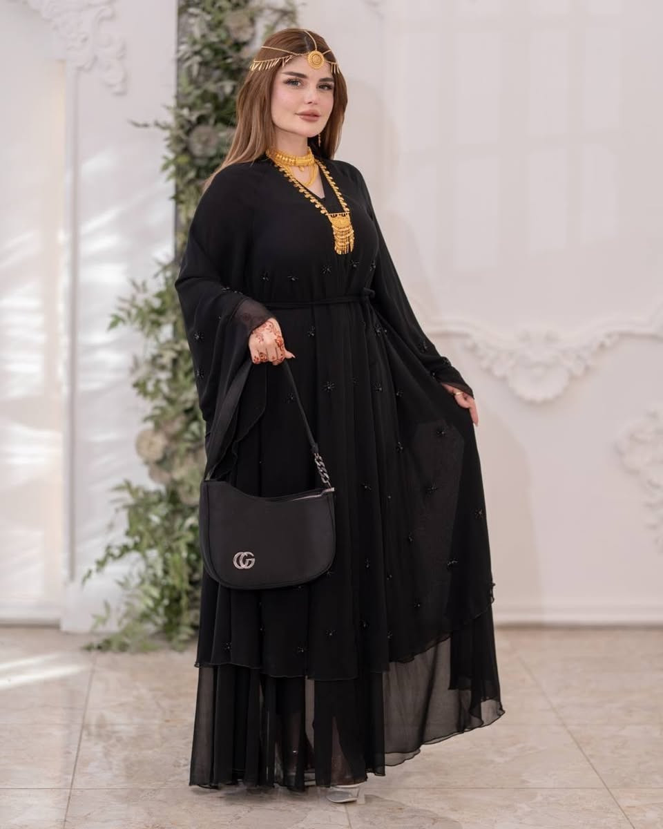 : 👇 الهيبة والأناقة كلها اجتمعت بقطعة واحدة! 👇
بسم الله وتوكلنا على الله.. 🖤✨
لكل محبات التميز والقطع اللي تسولف من مكانها، جبنالكم اليوم عباية إماراتية ملكية تاخذ العقل! مو مجرد عباية، هذا باكج كامل مال كشخة ودلال وما مطروق بالسوق. 😉👌
💡 ليش هاي العباية تختلف عن الكل؟
• القماش: شيفون أصلي 100%، خفيف ويجنن باللبس.
• الشغل: شك يدوي أصلي (تطريز هاند ميد) يعني دقة ونظافة بالخياطة 🪡🧵.
• الباكج كامل مڪون من 4️⃣ قطع: عباية دبل كلووووش مع طباقات من الأمام + شال شيك + حزام + حقيبة (جنطة) هدية وياها 👜✨.
📊 التفاصيل والمقاسات:
• القياسات: متوفرة للمقاسات المريحة (من وزن 60 كغم إلى وزن 115 كغم).
• الألوان: ملوك الأناقة (الأسود الملكي ✨ والذهبي الفخم 👑).
• السعر الفاجعة: 50 ألف دينار فقط، والسعر شامل التوصيل مجاناً! 🚚✅ (يعني واصلة لباب بيتكِ بدون أي مصاريف زايدة).
📞 للحجز والاستفسار الفوري:
تواصلوا معنا مباشرة عبر الواتساب على الرقم: *********** 📲
أو راسلونا على خاص الصفحة. الكمية محدودة جداً وما تتفوت!
#عبايات_إماراتية #أناقة_روز #عباية_شيفون #موديل_جديد #كشخة_بنات #تسوق_اونلاين #العراق
