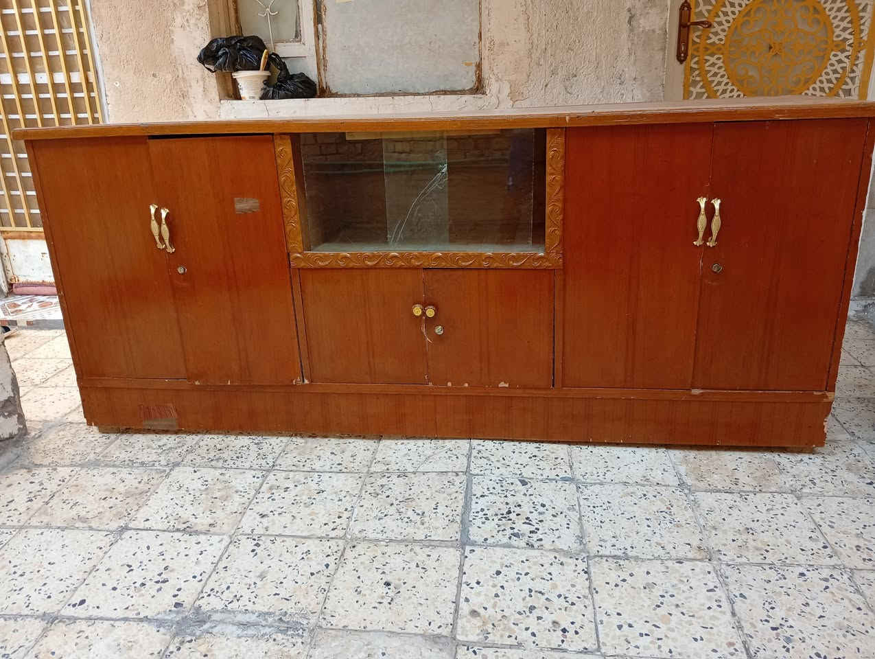السلام عليكم بوفيه للبيع
بهه بس باب تعبان فقط 
سعرهه 100@     ***********
