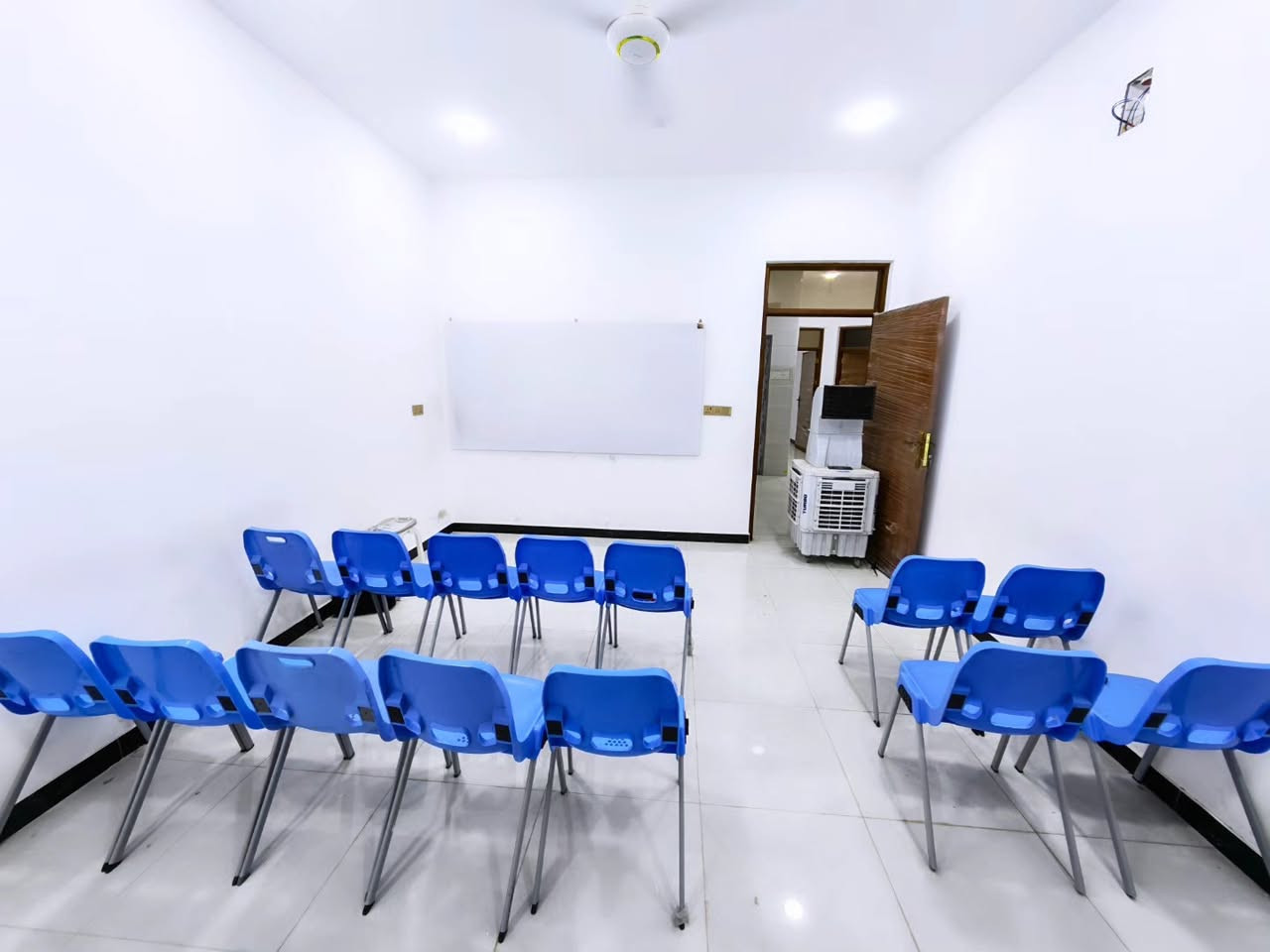 🏫 مركز الكوت الجديدة للتعليم والتدريب 2025
حرصًا منا على توفير بيئة تعليمية مريحة ومثالية للطلبة، 
تم تجهيز قاعات المركز بشكل كامل لاستقبال أبنائنا الطلبة، 
وفق أجواء مناسبة للدراسة والتركيز للسنة الثانية .
✨ قاعات نظيفة ومرتبة
❄️ تبريد وتكييف مناسب طوال فترة الدروس
🪑 مقاعد وتجهيزات مريحة للطلبة
💡 إضاءة وتهوية مناسبة
🎓 قاعات مهيأة بالكامل للدورات والدروس التقوية
🎥 اجهزة عرض لا سلكية داتا شو 
لأن راحة الطالب جزء أساسي من نجاحه…
#الكوت_الجديدة #الكوت_الجديده
