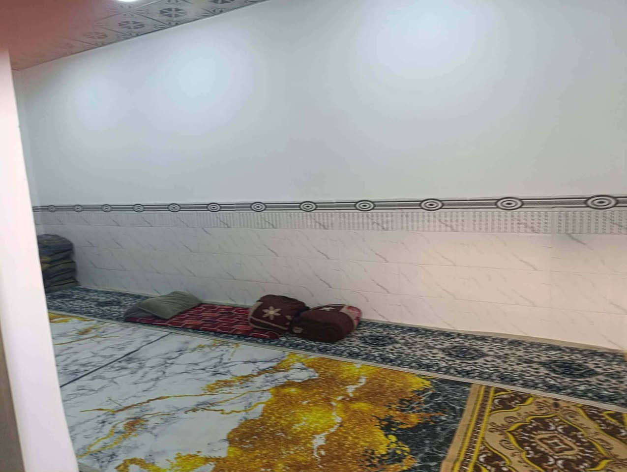 سلام عليكم دار 250 م شارع تبليط أساس صب بناء بلوك سقف عكاده يتكون من غرفتين صاله واستقبال ومطبخ صحيات داخليه وخارجية بيت جاهز سيراميك بورسلين حديقه بناء جديد السعر 60 وبي مجال عنوان سايدين مطار  قرب   شارع  علكم الشبلي تواصل ***********
