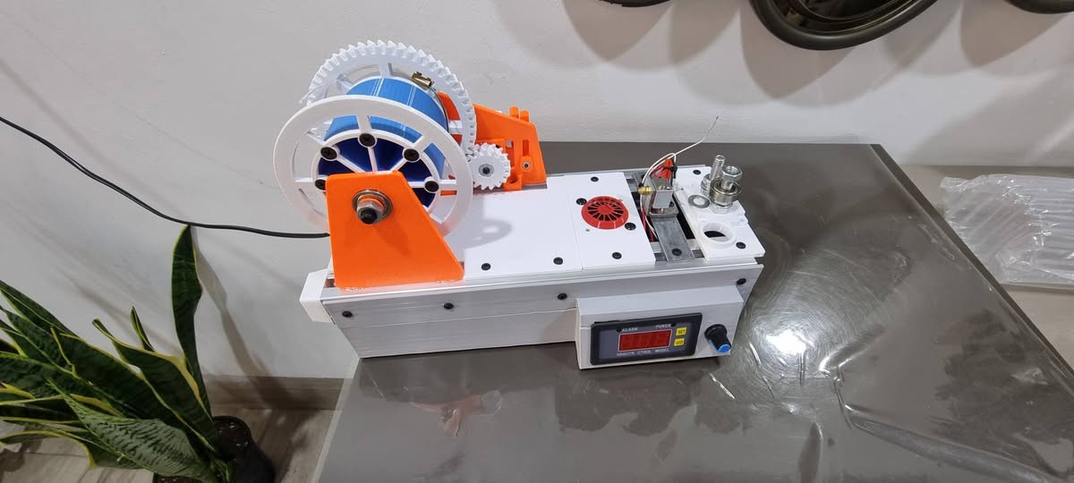 ماكينة صنع خيوط الطابعة ثلاثية الأبعاد (Filament Extruder / Winder)، والتي تُستخدم خصيصاً لإعادة تدوير الزجاجات البلاستيكية (مثل زجاجات PET) وتحويلها إلى خيوط بلاستيكية قابلة للاستخدام في الطابعات ثلاثية الأبعاد. [1, 2]
خصائص الآلة:

الوظيفة: سحب ولف وتصنيع خيوط الـ PET من النفايات البلاستيكية لتقليل تكلفة مواد الطباعة.

التصميم: تحتوي على هيكل من الألومنيوم، أجزاء مطبوعة بتقنية 3D (تروس وحامل البكرة)، وحدة تحكم رقمية وشاشة عرض لدرجة الحرارة أو السرعة.

الاستخدام: شائعة بين هواة الأعمال اليدوية ومشاريع إعادة التدوير المنزلية. [1, 2, 3, 4, 5]

ماكينة صنع خيوط الطابعة ثلاثية الأبعاد (Filament Extruder / Winder)، والتي تُستخدم خصيصاً لإعادة تدوير الزجاجات البلاستيكية (مثل زجاجات PET) وتحويلها إلى خيوط بلاستيكية قابلة للاستخدام في الطابعات ثلاثية الأبعاد. 
شغال والفديو موجود جديد ما مستخدم بس بيها هذا فطر بالبلاستك وما مأثر السعر ٨٥ 
***********
