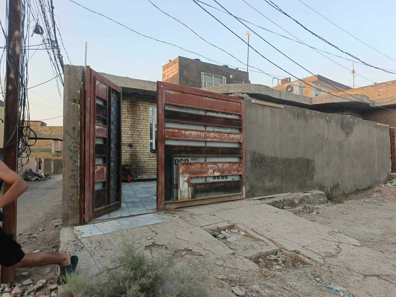 دار للبيع المساحة ٢٦٠ بناء درجة اولى ٢ غرفه نوم صالة مطبخ استقبال العنوان الكوفة شارع عبدالعالي مقابل
جامع العلياوي شارع ١٢ متر قريب على مسجد السهله ومسلم ابن عقيل عليه السلام السعر ١٨٥ معه المجال الاستفسار على رقم مكتب الاسدي
***********/***********
