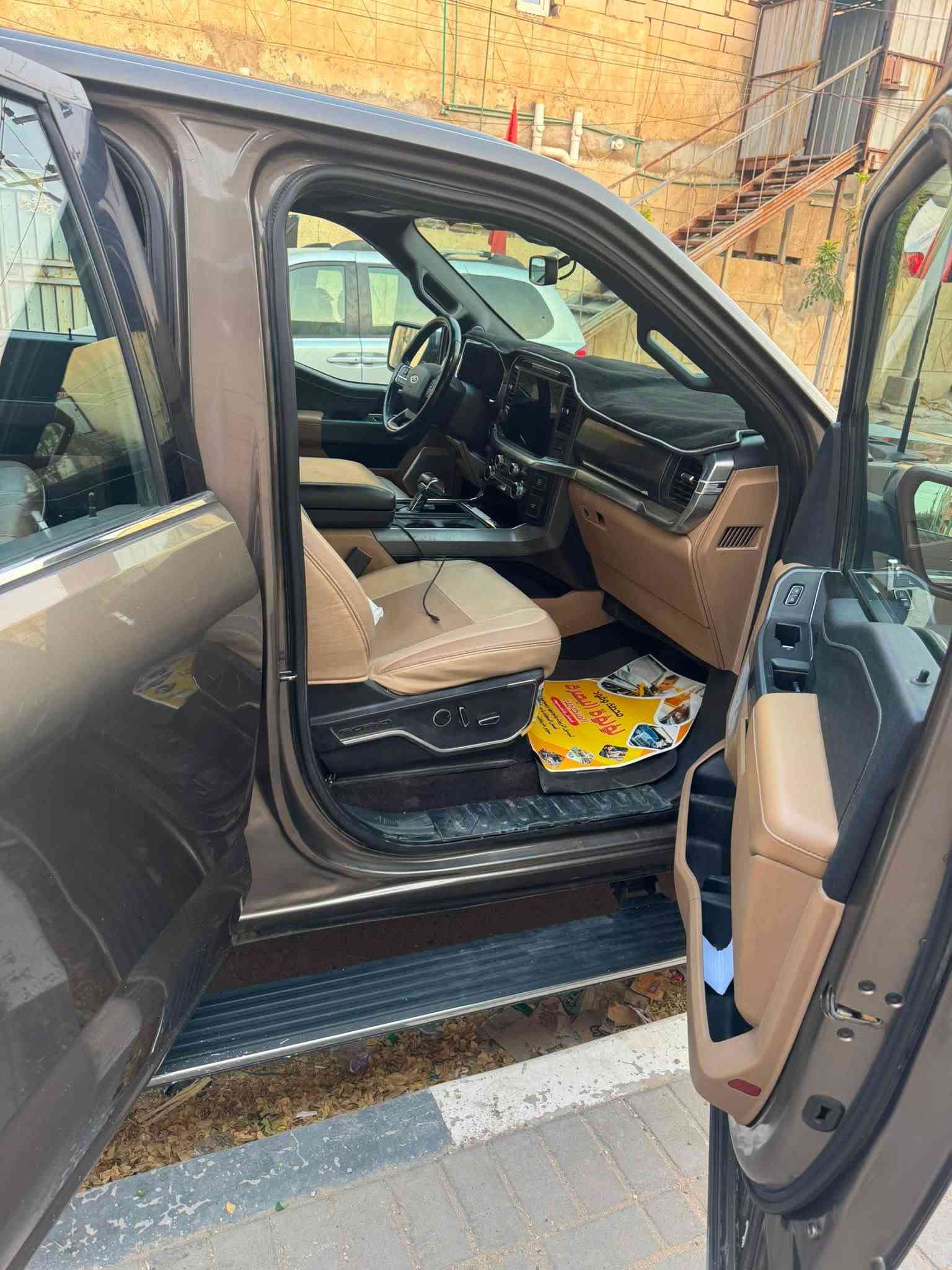 Ford F-150 Lariat PowerBoost Hybrid 2022 فورد اف ١٥٠ لاريات هايبرد فول مواصفات
مراوس ب لنكولن افيتور موديل حديث  

المواصفات:

* موديل: 2022
* الفئة: Lariat Full Option
* المحرك: 3.5L PowerBoost Hybrid Twin-Turbo EcoBoost V6
* ناقل حركة أوتوماتيك 10 سرعات
* نظام دفع رباعي (4×4)
* استهلاك وقود اقتصادي بفضل نظام الهايبرد
* جلد فاخر
* مقاعد كهربائية مع التدفئة والتبريد
* ذاكرة لمقعد السائق
* شاشة لمس كبيره
* عدادات رقمية 
* كار بلي Apple CarPlay وAndroid Auto
* كاميرات 360°
* حساسات أمامية وخلفية
* مثبت سرعة ذكي (Adaptive Cruise Control)
* نظام المحافظة على المسار
* نظام مراقبة النقطة العمياء (BLIS)
* تشغيل بصمة (Push Start)
* تشغيل عن بُعد (Remote Start)
* فتحة سقف بانورامية
* إضاءة LED أمامية وخلفية
* مرايا كهربائية قابلة للطي مع القفل
* باب خلفي كهربائي (Power Tailgate)
* نظام اختيار أنماط القيادة
* تكييف أوتوماتيكي ثنائي المناطق
* نظام صوت Bang & Olufsen
* مخارج كهرباء داخلية وخارجيةPro Power Onboard.

رقم الشاصي: 1FTFW1ED8NFA50272
صور الحادث مرفقه وممكن مراجعة تفاصيل الحادث من خلال رقم الشاصي

عداد المسافه 116 الف ميل

***********
