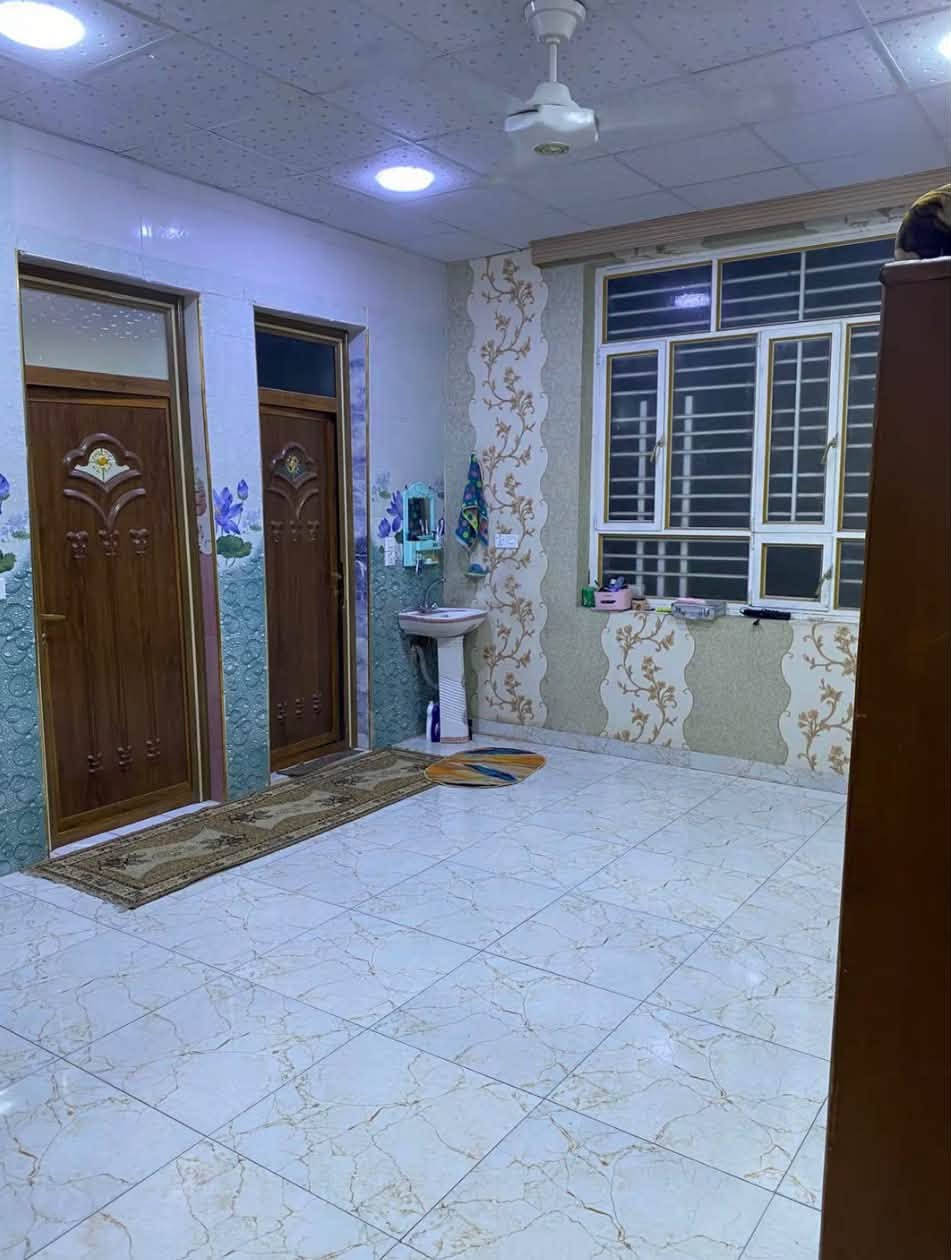 السلام عليكم …
بيت للبيع مساحة ٣٠٠ 
بناء حديث
كامل وفوگ مشتمل كامل نفس بناء الطابق الارضي بالشعلة الدوانم شارع ابو دراج موقعة ثاني بيت عن الشارع … الطابق الارضي يحتوي على صالة ٩x٥ و الاستقبال ٩x٥

وغرفة وحمام وترك خارجي حول البيت ومطبخ حار للاستفسار 
***********  
مع غرفة الاخشاب للبيع
