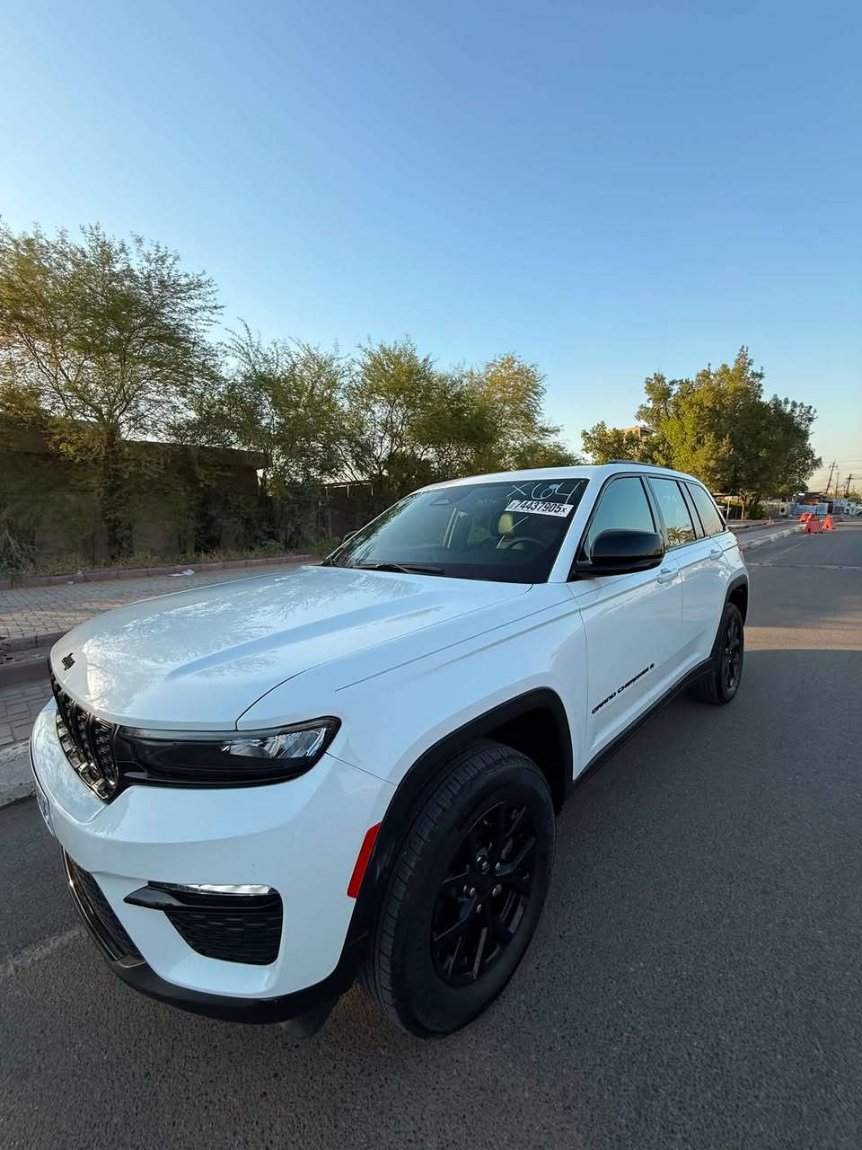 ‏⚙️ ( jeep )جيب جراند شيروكي 2025 Laredo (بلاك ادشن) : ضربتها خفيفة كلش جنطة فقط (كلين)تم تبدل الجنطة مكفولة كفالة عامة من الصبغ وارباكات سليمة ✅ ..مرقمة كتاب شهداء 📁
🔱 ماشية ٣ الاف فقط يعني( زيرو) كاملة
..مواصفاتها
⭕️ محرك 3.6 لتر V6 Pentastar
💢 قوة 293 حصان
⭕️لونها ابيض (بلاك ادشن )
💢 ناقل حركة أوتوماتيك 8 سرعات
⭕️نظام تشغيل Start/Stop لتوفير الوقود
💢تشغيل عن بعد حساسات وردارات خلفية وامامية
🔱  دفع امامي (RWD) 

⭕️ مصابيح أمامية وخلفية LED كشافات ابيض
💢 شاشة معلومات وترفيه 8.4 إنش
‏⭕️ Apple CarPlay وAndroid Auto لاسلكي
* كاميرا خلفية
💢 حساسات اصطفاف خلفية
* مثبت سرعة متكيف (Adaptive Cruise Control)
⭕️ فرملة طوارئ أوتوماتيكية
💢 نظام المحافظة على المسار
⭕️ نظام مراقبة النقطة العمياء
💢 تنبيه حركة المرور الخلفية
⭕️ تشغيل السيارة بزر (Push Start)
💢 دخول ذكي بدون مفتاح (Keyless Entry)
⭕️ مكيف أوتوماتيك ثنائي المناطق
💢 مقاعد جلد اسود تصميم الحديث
⭕️ مقود متعدد الوظائف
* 6 سماعات
🔱 سعة خزان الوقود 87 لتر
السعر ٣٥٠ $ وبيها مجال بسيط للشراي
التواصل الرقم (***********)☎️
مكاني بغداد البنوك
