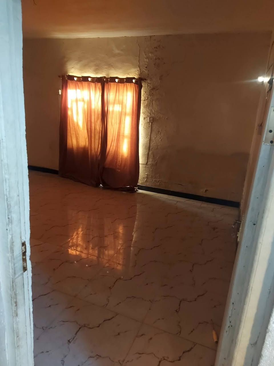 السلام عليكم بيت ركن للبيع مساحه 160متر زراعي منطفه علي الكعبي قرب فلكه المدائن طابقين الطابق الفوك معزول تماما عن الطابق الارضي الطابق الارضي يحتوي على استقبال ومطبخ وغرفتين نوم وصحيات والطابق الفوك غرفتين نوم وصحيات وحولي البيت نظيف وجاهز للسكن وبي محل هم للاستفسار *********** بي واتساب
