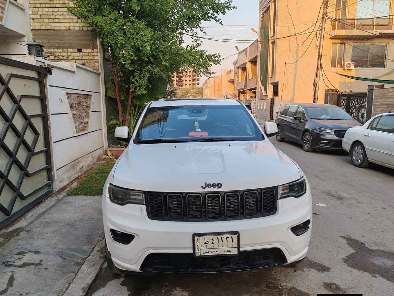 سيارة جديدة والحادث تبديل فقط مطابق 
سونار خاص 

للبيع | جيب جراند شيروكي Black Top موديل 2021
🚗 الموديل: 2021
🎨 الفئة: Black Top
⚪ اللون: أبيض
📏 المسافة المقطوعة: 17,000 ميل فقط(حقيقي) 
💵 السعر المطلوب: 22،000$ 
المواصفات: ✅ محرك 3.6 لتر (V6)
✅ ناقل حركة أوتوماتيك
✅ دفع رباعي (4×4)
✅ جنوط سوداء Black Top
✅ شاشة لمس ونظام معلومات وترفيه
✅ كاميرا خلفية وحساسات
✅ مقاعد جلد
✅ تشغيل بصمة (Keyless Start)
✅ تكييف ثنائي المناطق
✅ إضاءة LED
✅ فتحة سق
✨ السيارة بحالة ممتازة جداً، استخدام خفيف، جاهزة ولا تحتاج أي مصروف.
📍 الموقع: بغداد/ كراده 
📞 للاستفسار والمراسلة على الخاص أو واتس‏‪***********
