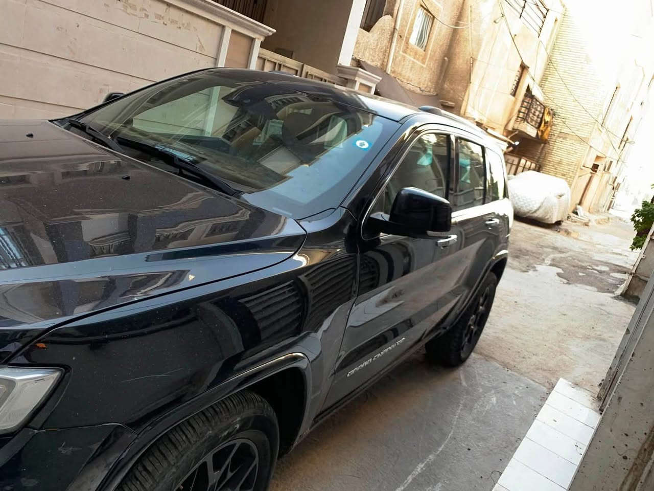 السلام عليكم 
للبيع سيارة جيب كراند شيروكي موديل ٢٠١٦ خليجي هيمي بأسمي تحويل ثاني يوم .
ماشية  170الف km حقيقي 
المواصفات :
مقاعد جلد تدفئة وتبريد
سقف بانوراما 
نظام دفع رباعي
مصابيح زنون
صندوق كهربائي
مقود كهربائي مع خاصية التدفئة
نظام التشغيل عن بعد
نظام تحديد المسار 
نظام الاطفاء الذاتي
المقاعد كهربائية
نظام النقط العمياء
كامرة خلفية 360
نظام جكات صعود و نزول
حساسات امامية وخلفية 
زراك الايتات الامامية"
بغداد رقم *********** واتساب
السعر ١٦٧ وبيها مجال 
حادثها رجوع كرين سطحي على البجم
