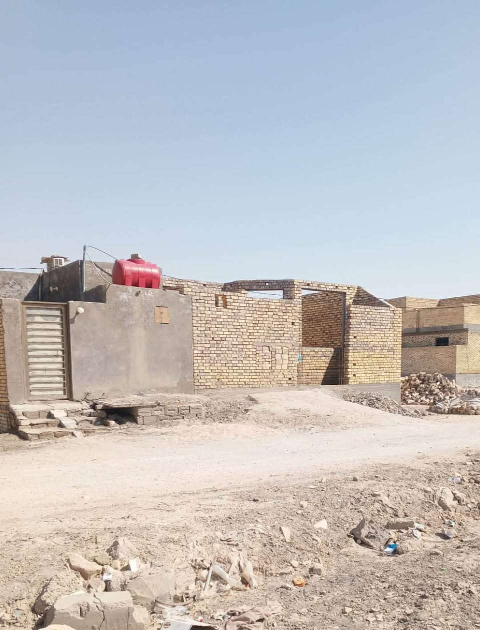 السلام عليكم 
هيكل غير مسقف للبيع
،حي المصطفى، الجزيرة، مساحته (250م)
يفتح على متنزه 

يتكون من غرفتين وصالة ومطبخ حار وبارد واستقبال وصحيات، 

زائدا مشتمل يتكون من غرفة ومطبخ وصحيات

للاستفسار/ مراجعة مكتب عقارات الفنار مجاور مستشفى الخضر العام (***********)
