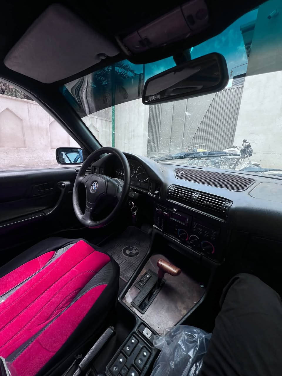 اسلام عليكم اخوتي
BMW525i.          اصل 
شباب السياره للبيع 
رقم بغداد كير مكينه جدد شادهن 
عيوني السياره مكانه بصرهـ الحكيميه 
السياره تعميره بيدي اشتغلته ماكو شغله ما اعرفه بيها 
نواقصه كله اعرفه 
السياره حداديه كلش حلوه ونضيفه 
نقصه تبريد ول تنته 
كلش حلوه ولطيفه بديها كله نضيف ومرتب مابي نقوصات 

بيعته مستعجله رحمه الوالديكم بس الشراي يتصل بيه 
***********
علماً انا جناي مو بياع شراي السياره صاله عندي سنه ونص تقريباً
