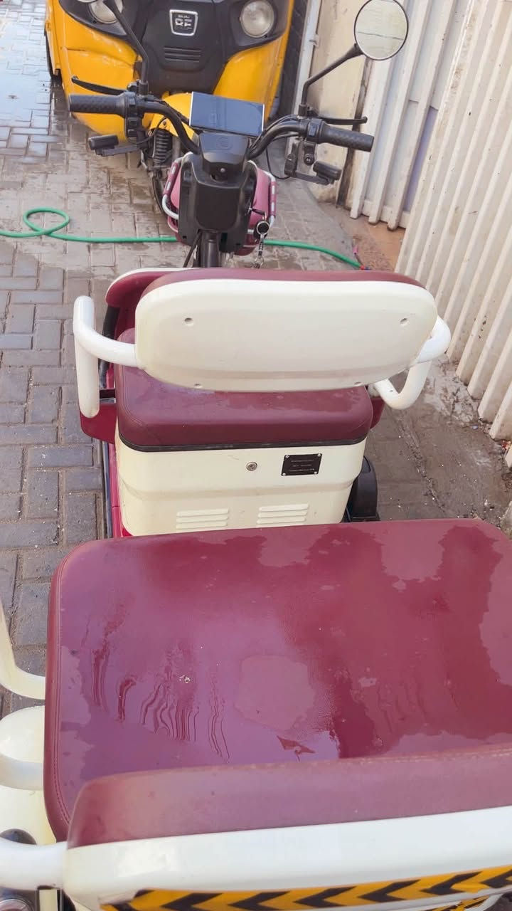 سلام عليكم بيع فقط
دراجه 3 راكب شحن جديده نضافه 95 بل ميه 
 ‭***********‬ سعر مليون و100 بغداد البلديات
