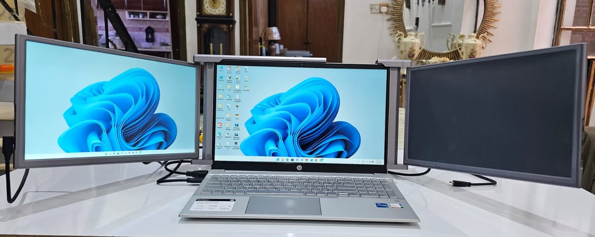 موسع شاشات اللابتوب الجانبية (Portable Tri-Screen Monitor) موديل S1 الجديد بالكرتون – بسعر تعاوني 
السلام عليكم،
للبيع موسع الشاشات الجانبية المحمول المخصص لأجهزة اللابتوب (Portable Tri-Screen Monitor) موديل S1 المعروف. هذا الملحق يركب مباشرة على شاشة لابتوبك الحالي ليحوله إلى محطة عمل متكاملة تحتوي على 3 شاشات في وقت واحد (شاشتان إضافيتان على الجوانب)، وهو ممتاز جداً للمبرمجين، المصممين، المتداولين، والطلاب لزيادة الإنتاجية وإنجاز المهام بسرعة وسهولة.
✨ مواصفات وحالة القطعة:
المقاس والدقة: الشاشات الجانبية تأتي بحجم 14 إنج وبدقة عالية FHD 1080P.
الوضعية: جديدة تماماً بالكرتون الأصلي واستخدمت للتجربة فقط.
الملحقات الكاملة: يأتي مع كرتونه وتغليفه المصنعي وكافة كابلات التوصيل الأصلية (كابلات الميني HDMI، وكابلات التايب سي والـ USB المخصصة لنقل الصورة والطاقة).
⚠️ ملاحظة هامة للأمانة وإبراء الذمة:
الشاشة الجانبية اليسرى تعمل بكفاءة ممتازة 100% وبألوان صافية.
الشاشة الجانبية اليمنى عند بداية تشغيلها وهي باردة تظهر فيها خطوط أفقية متحركة، وبعد دقائق معدودة من تشغيلها واستقرار الطاقة تختفي أغلب هذه الخطوط تماماً ويتبقى خطان رفيعان جداً وثابتان لا يؤثران على تصفح البيانات أو الاستخدام نهائياً.
💰 السعر المطلوب: 135.000 (قابل للتفاوض البسيط مع المشتري الجاد والصادق). السعر تم تخفيضه بسبب الملاحظة المذكورة.

التفاصيل داخل الصور / للتواصل *********** واتس اب توصيل بغداد (5) آلاف محافظات (6) الاف للمزيد زوروا صفحتنا على الفيس بك 

https://www.facebook.com/profile.php?id=61560710157601
