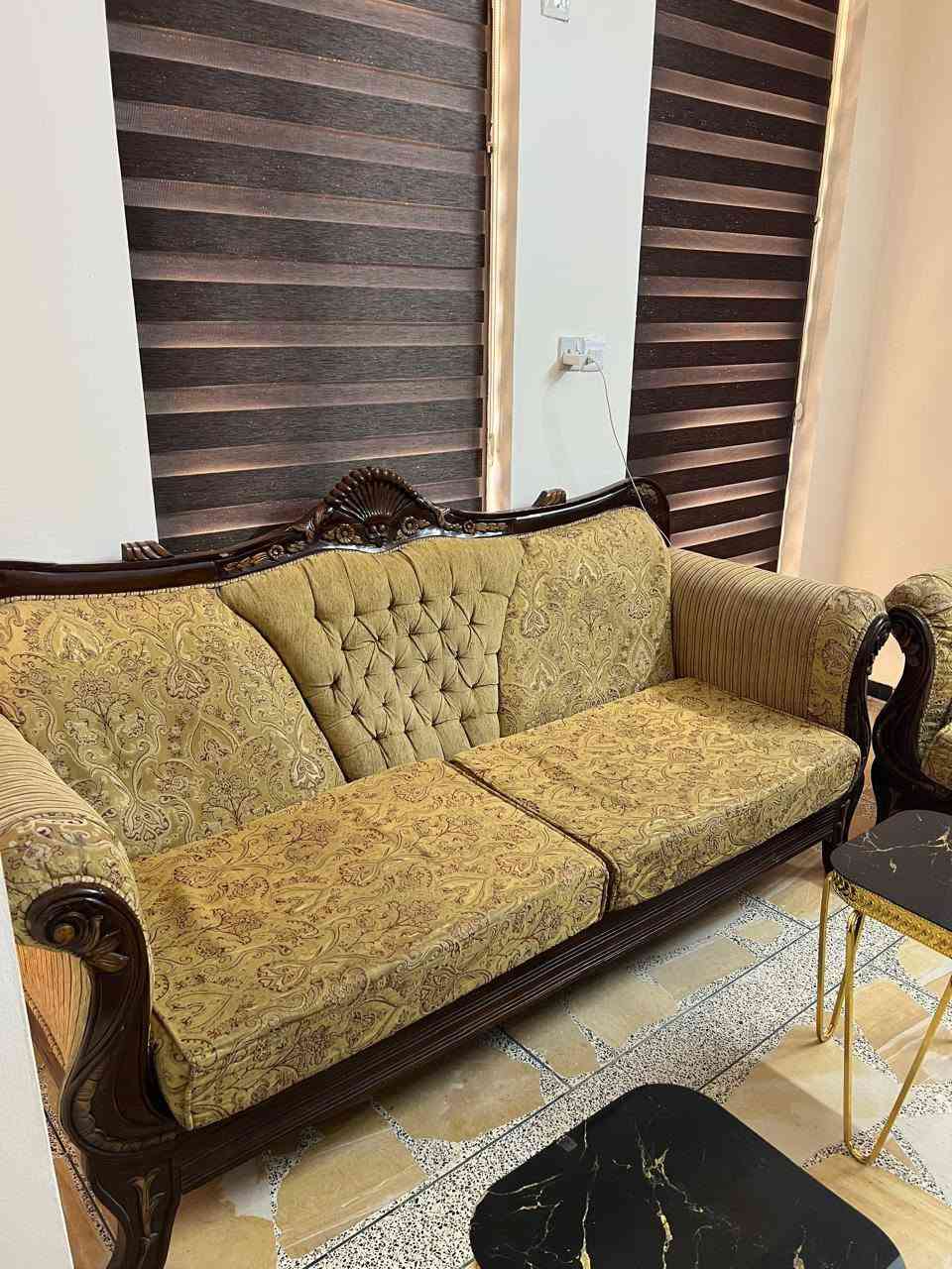تخم 10 مقاعد نضافة مثل مموضح بالصورة مابيهن أي ضرر السعر 175 الف وبيهن مجال بسيط عنواني بغداد السيدية رقم واتساب ***********
