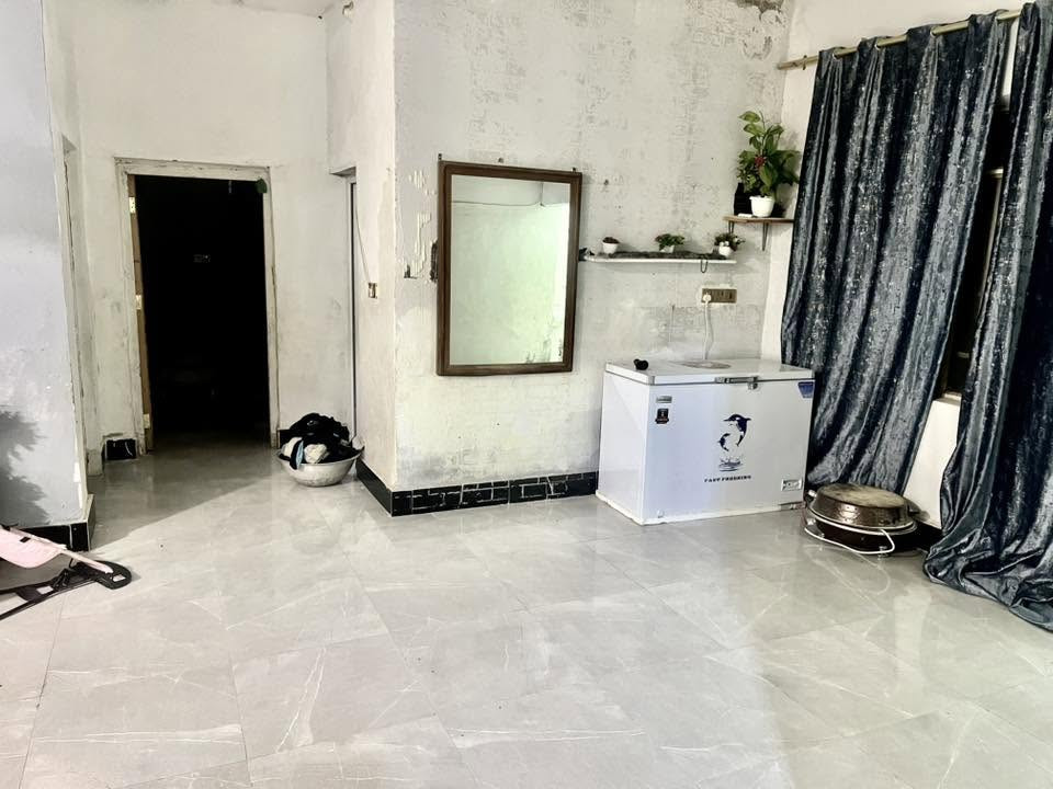 البيضاء قريب على السدة
مساحة البيت 250 م
طرمه +حديقة
استقبال 
مطبخ 
هول 
غرفتين نوم
صحيات داخل وخارج 
للاستفسار ***********
