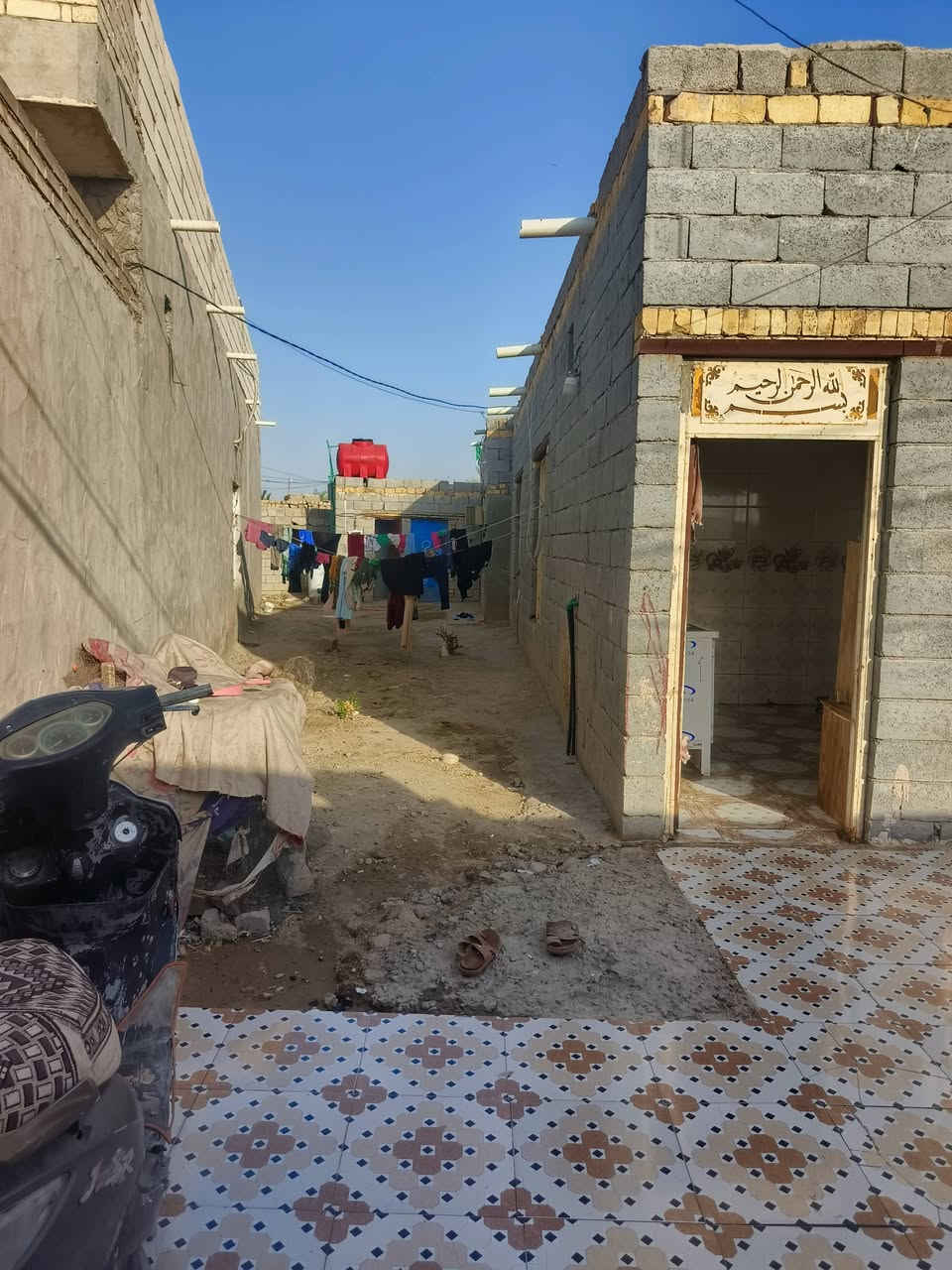 السلام عليكم بيت بحي الحسين غرفتين وديوانيه ومطبخ كامل من كلشي مابي اي نقص بناء جديد ماي كهرباء مجاري كله فول السعر خاص واتساب ‏‪***********‬‏

