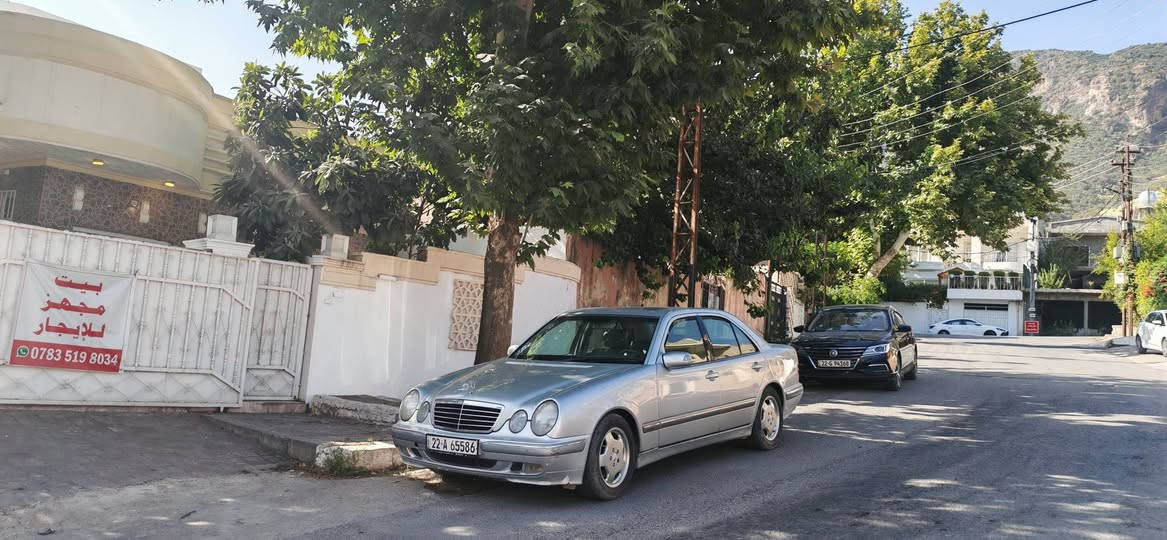 مرسيدس موديل 1998 محدثه 2001 صبغ حزام بدون ضربه مكينه جديده مابيه اي نقص سعر، 115 وبيه مجال
***********  واتساب
