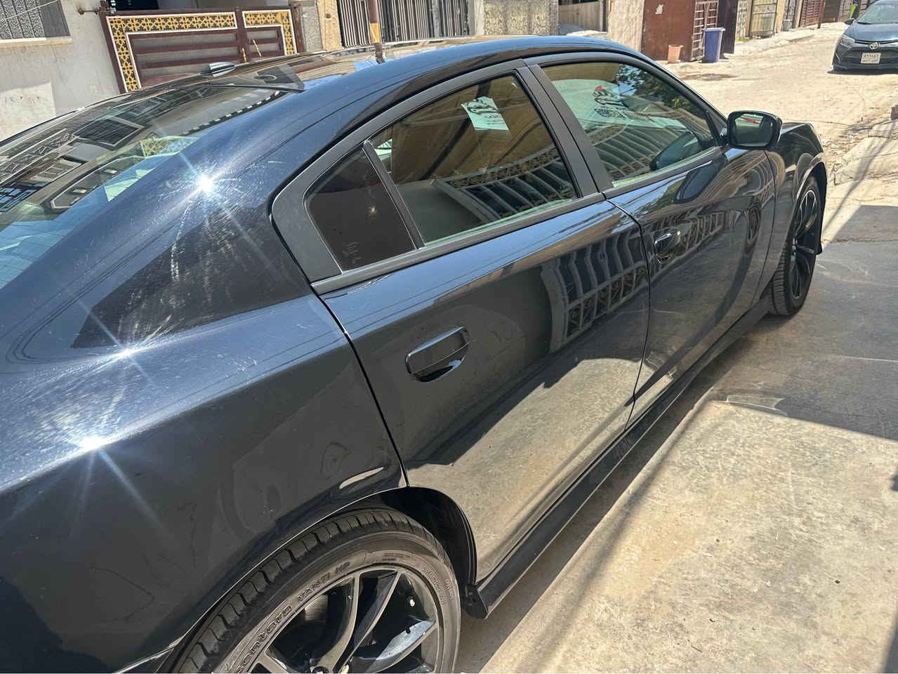 السلام عليكم 
جارجر SXT فول مواصفات  محدث جي تي  وارد امريكي 2020 أسود توويل باسمي اربيل ماشية 89 الف ميل على ايدي بدون ايرباك حادث جانبي فتحه  كرسي خزن   كراسي كهرباء بصمه يدات بصمه تشغيل عن بعد جلد شاشة وسط تحكمات استيرن محرك 3600 الكير 8 نمر تخم تاير جديد باتري جديد تبريد ثلج امامي وخلفي كراسي تدفئة وتبريد امامي وخلفي  استيرن تدفئة ويل كب 20 اسبير منازل لحد الان حساس خلفي كامره دواره بصمات اثنين وياها الاتصال على أرقامي ***********
*********** بغداد, العراق

نص مكتوب في الصور:
- iQ