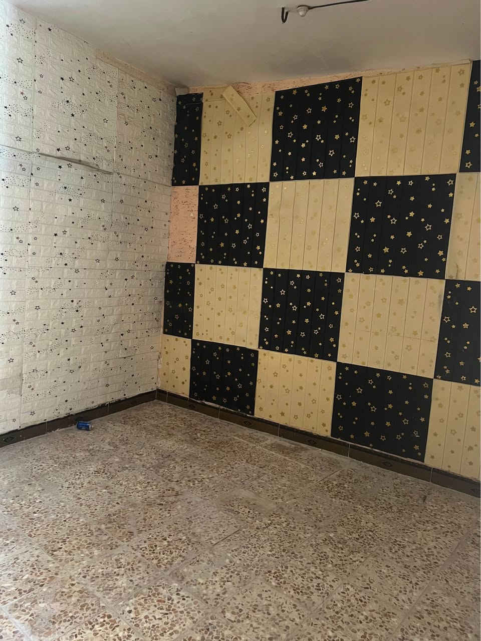 بيت الايجار ابو الخصيب عويسيان سعره ٣٥٠ يحتوي ع غرفتين نوم مع صالة و استقبال و كراج وصحيات أي استفسار واتساب أو اتصال *********** البصرة, العراق
