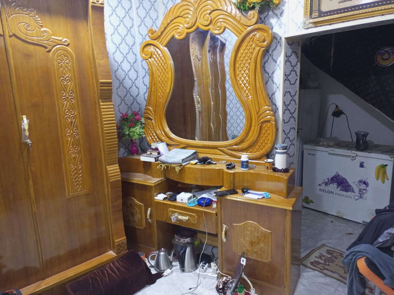سلام عليكم غرفه اخشاب صاج للبيع جديده صار 4اشهر من ماخذها السعر مليون وربع وبيها شوية مجال مكاني بصره القبله ***********    *********** الي تفيده يتصل
