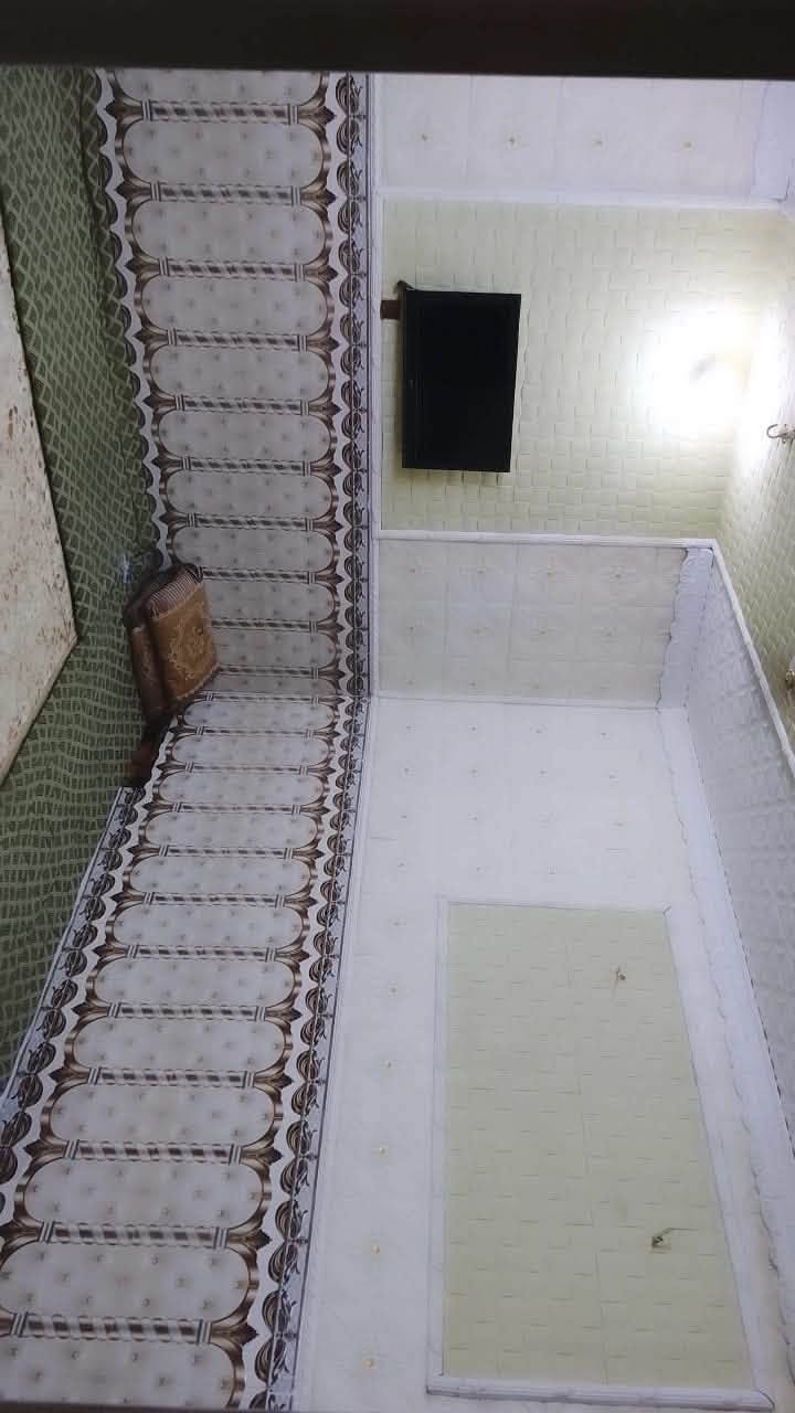 ✨🏡 للبيع… دار سكنية مميزة وبسعر منافس 🏡✨

━━━━━━━━━━━━━━━━━━

📍 الموقع:
شارع علي قمارة – نزلة التبليط الجديد – قرب المعارض.

🏠 تفاصيل العقار:

📜 النوع: زراعي (سنة 25)
📐 المساحة: 150 متر²
🛏️ الغرف: غرفتان (4×5 م)
🛋️ استقبال واسع
🪑 صالة مريحة
🍽️ مطبخ
🌀 حولي درج.   + مجمع صحيات داخلي وخارجي ❄️

🏗️ نوع البناء:
🧱 بلوك
🏛️ السقف عقادة

📅 سنة البناء: 2012

━━━━━━━━━━━━━━━━━━

💰 السعر: 75,000,000 دينار عراقي
🤝 قابل للتفاوض  فقط.

📞 للاستفسار والمعاينة:
‏***********
🏢 مكتب الإمارة للخدمات

🌟 فرصة مميزة لمن يبحث عن دار جاهزة للسكن، في موقع حيوي وقريب من الخدمات. سارع بالحجز قبل البيع.

