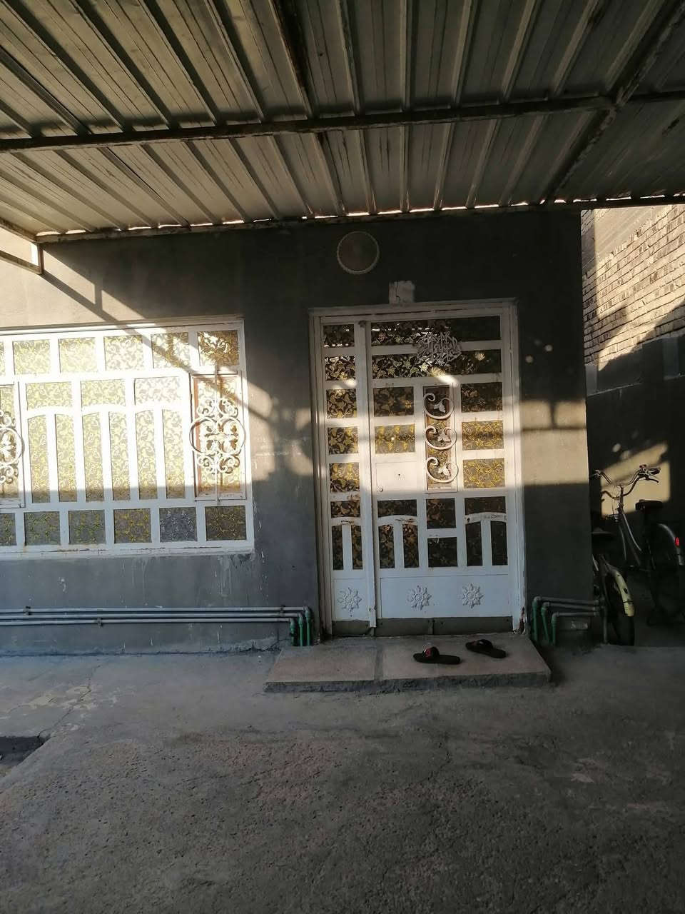 بيت للبيع طابو صرف

الموقع:حي الحضارة خلف مديرية الشرطة مباشرة على الشارع

⭕المساحة 200 متر طابقين

⭕الطابق الاول غرفتين نوم صالة ومطبخ و3 مجاميع صحية وكراج خارجي وحديقة

⭕الطابق الثاني غرفة نوم بيتونة وسطح

للأستفسار ***********
