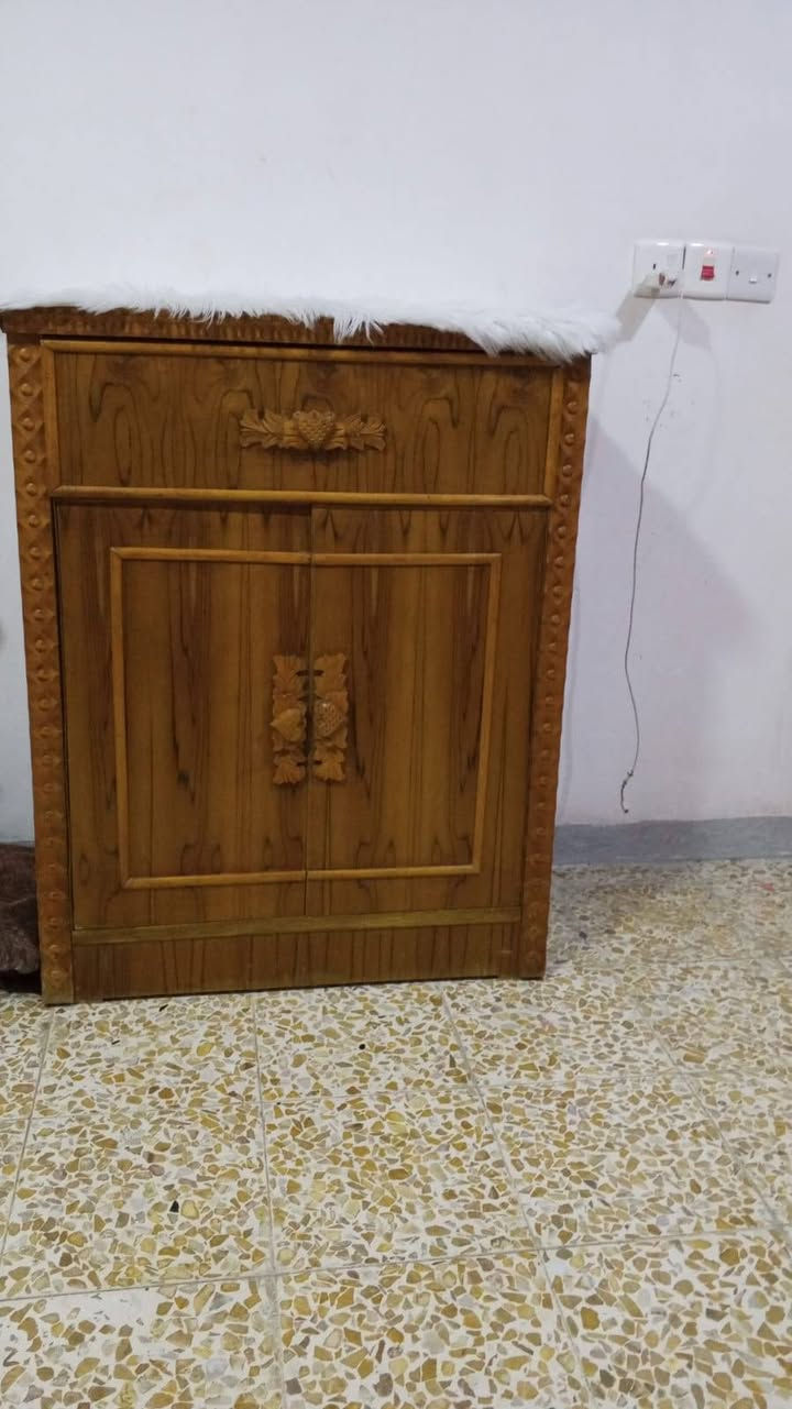 غرفه صاج 6 بواب تفصال فصلتها اب مليون 900 صارلها 6 شهور رايدها اب مليون و
200 وبيها مجال شرط نضافه

***********
