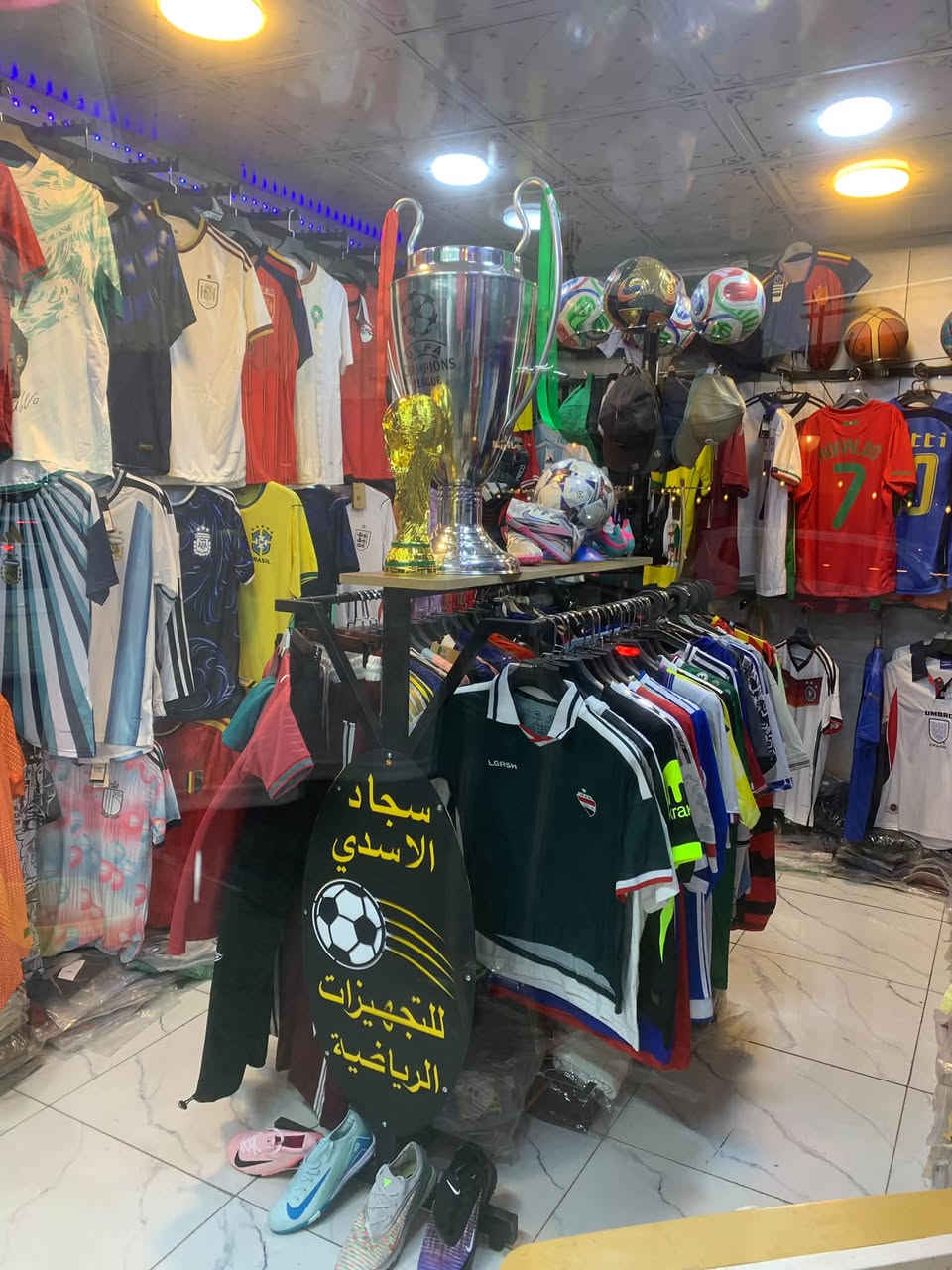 سلام عليكم علئ بركة الله تم افتتاح الاسدي لاجهيزات الرياضيه في زيونه 710 نهاية شارع مدرسة الجواهري مقابل كوفي ناي اي شي تحتاجون احنه بخدمتكم من تحهيزات رياضيه هاتف ***********
