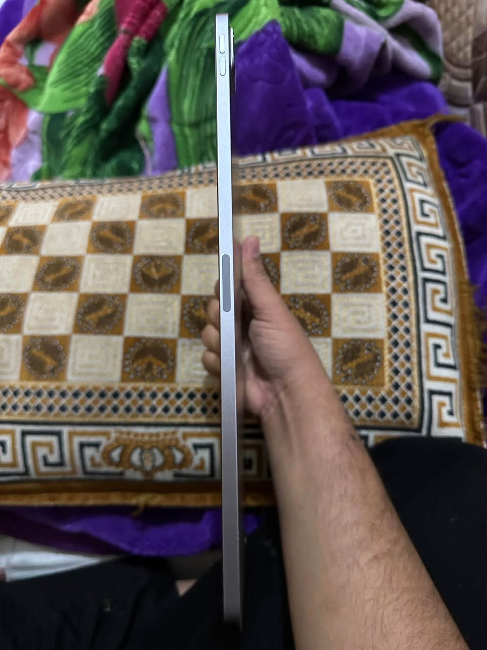 السلام عليكم
ايباد برو حجم ١٢.٩ انج 
ذاكره ١٢٨ 
الايباد طلعن بي خطوط وما مأثرات على اللمس 
فتحو الشاشه وماعرفو يصلحو 
سعر الايباد ٤٠٠ الف التواصل واتساب ***********
