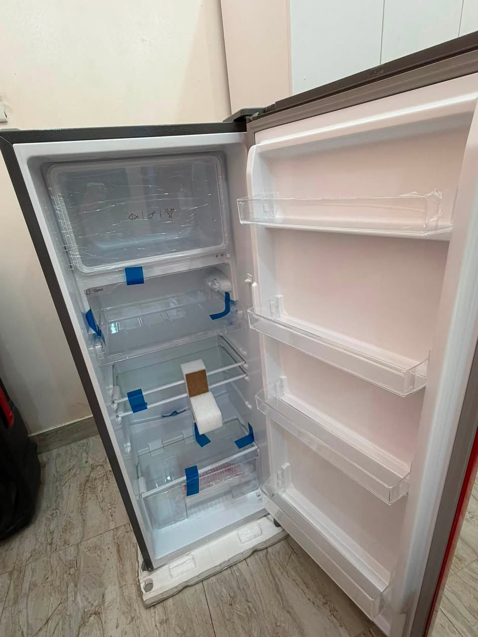 ثلاجه ثمانيه قدم م مفتوحه وبعدها جديده بكارتونها سعرها 250 مع المجال / للتواصل ***********
