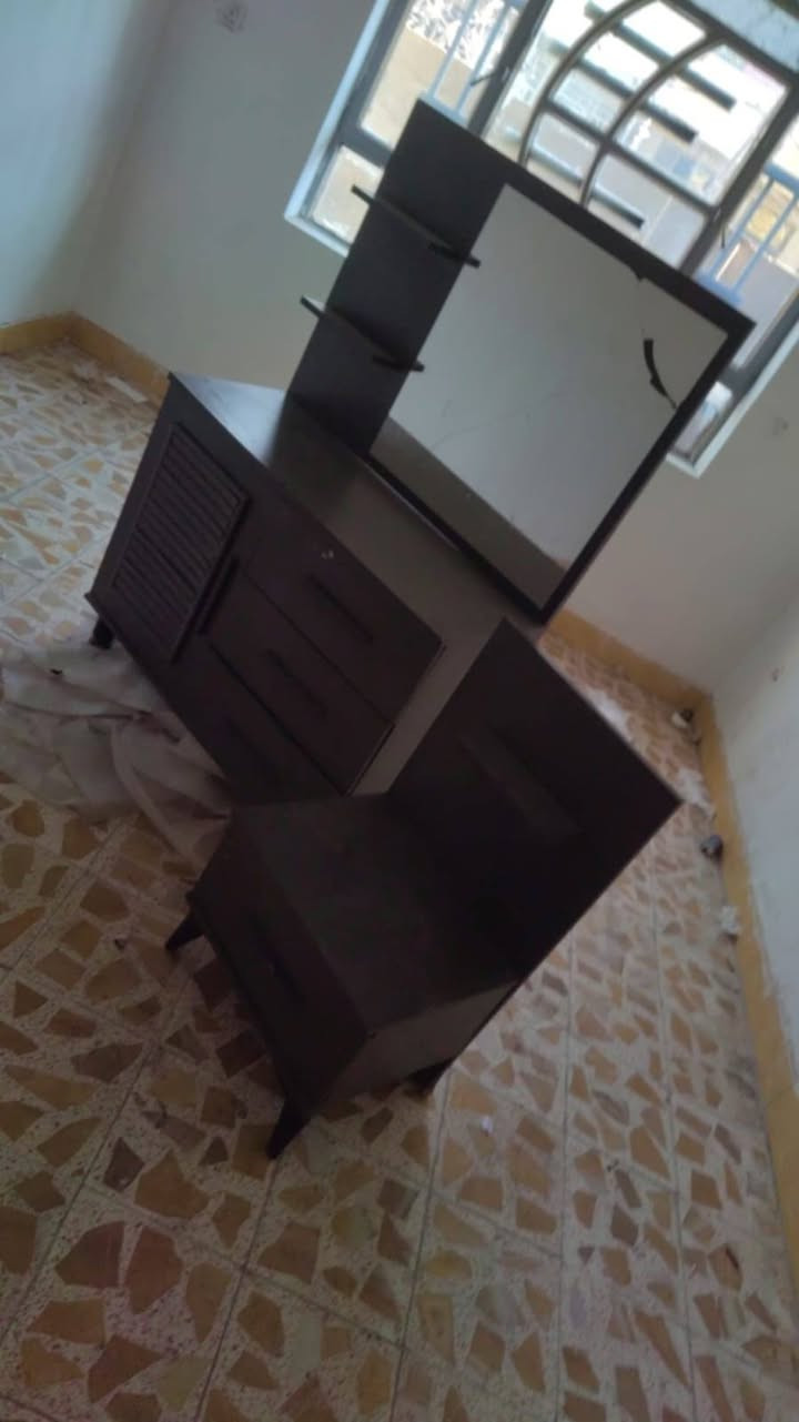 غراض للبيع  طباخ كاونتر وملحق ميز شاشه نص تخم  مرجوحه مكان كريعات كلهن ٢٥٠ الي يريدهم يتصل *********** مكلفه بلنشر
