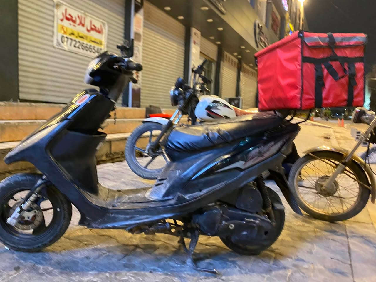 السلام عليكم ماكس عدله مفتوحه مره وحده كهربائيات سلف كلشي شغال لايت زنون  جاهزه ول صندوك وياها هم ٥٥٠وبيها مجال عنواني ابو الخصيب ***********
