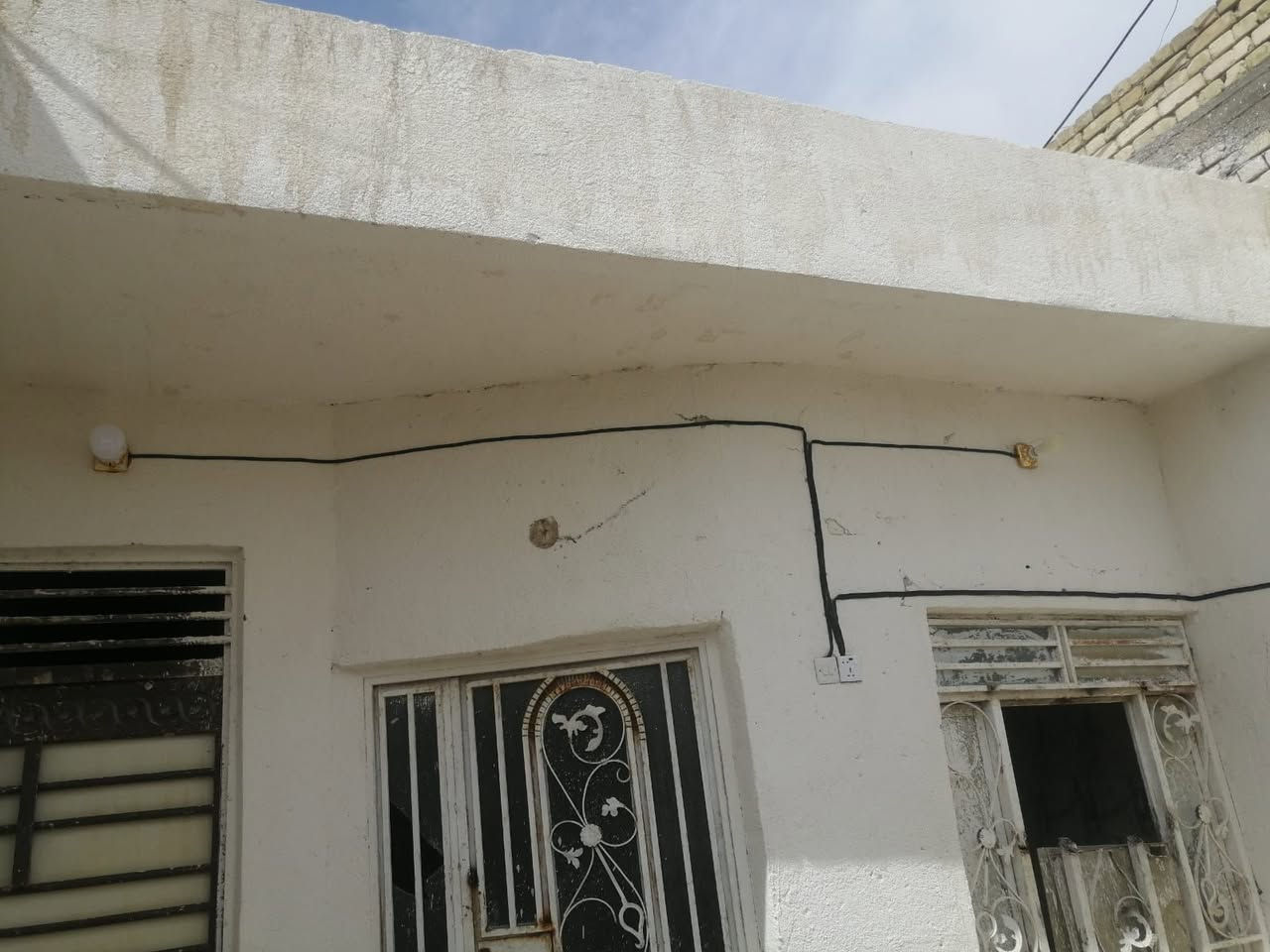 السلام عليكم بيت للأجار مساحة ١٠٠ متر بناء قديم  الشيشان الاوله مقابل الصحفيين استفسار ***********
