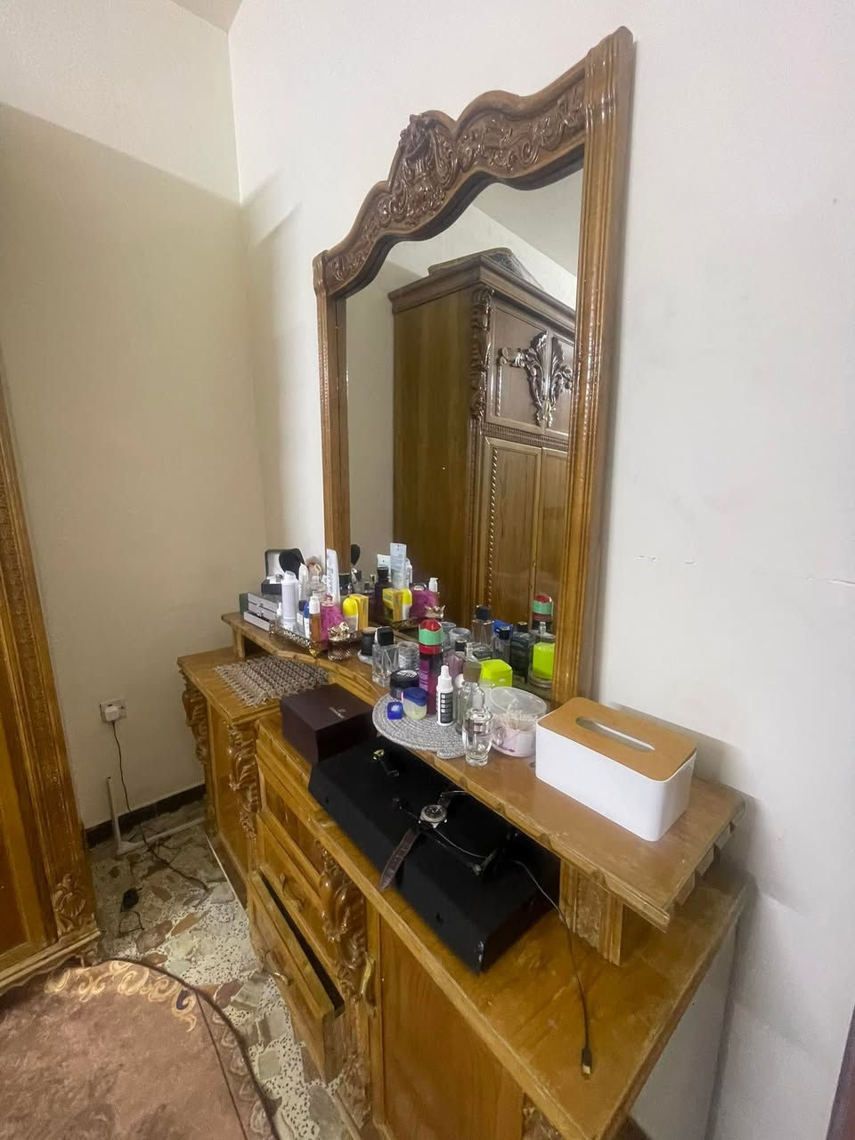 غرفه عراقية للبيع 
نضافه ٨٠ بل مية 
كنتور جبير الي بل صورة و بعد كنتور صغير ما ماخذ صورة آلة 
سعر مليون و ٢٥٠ بي مجال 
عنوان بغداد جميلة ***********
