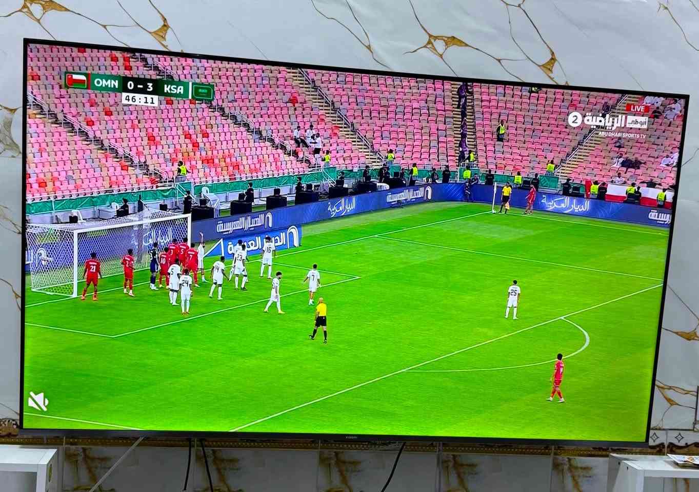 شاشه شاومي (A Pro 65) جديده انتاج ٢٠٢٦ مستخدمه ٥٧ يوم بعدها بالضمان ضمان لمده سنة
اشتريتها جديده ب٨٣٥ 
قيم بما يرضي الله 

هاي مواصفاتها 
للاستفسار  ***********

شاشة Xiaomi TV A Pro 65" 
1. الشاشة والعرض
• المقاس: 65 بوصة.
• الدقة: 4K Ultra HD (3840 \times 2160 بكسل).
• نوع اللوحة: QLED / LED إطار معدني نحيف جداً (Bezel-less).
•
• معدل التحديث مع تقنية MEMC لتنعيم حركة المشاهد السريعة، وتدعم 120Hz Game Booster (عند دقة 1080p).
• تقنيات الصورة: تدعم HDR10 و HLG و Dolby Vision / Filmmaker Mode.
2. النظام والأداء
• نظام التشغيل: Google TV (يدعم متجر تطبيقات Google Play وتطبيقات مثل Netflix, YouTube, Prime Video وغيرها).
• المعالج: Quad-core Cortex-A55 (رباعي النواة).
• المعالج الرسومي: Mali-G52.
