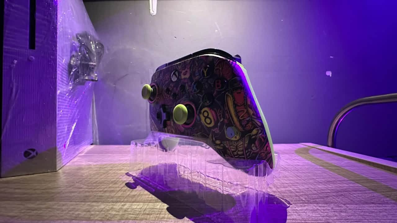 جويستك من شركه باور اي ادفانتيج نسخة فورت نايت
هاذه اسمهه الكامل Power, A advantage wired controller نسخه فورت نايت 

المواصفات :
كيبل تايب سي 3 امتار
موشم فورت نايت 
ميزه كلش حلوه انعكاس الضوه يا اما اشعه تحت البنفسجيه او اضائه عاليه منن تتعرض الها والمكان يصير ضلام تضوي

كير مغناطيسي
تحكم بدرجات الشفتات تصير للشوتر او للسيارات 
ازرار خلفيه مبرمجه على دگم الكير
مانع احتكاك الكير 
منفذ اواكس 

تقنية ال Hell effect الي عيه نفسه كير مغناطيسي

الاجهزه المدعومه :
اكس بوكس ون
اكس بوكس ون اس
اكس بوكس ون اكس
اكس بوكس سيريس اس
اكس بوكس سيريس اكس
وندوز 10
وندوز11

تكدر تبحث عن مواصفاتها القويه والمشابه للكيم سير

والحويستك مستعمل شي قليل

وبعدها تحت ضمان الشركة

السعر :30
العنوان :البصره-الزبير-

وراسل واتساب ***********

ياخي راسل واتساب ما ارد عل فيس
