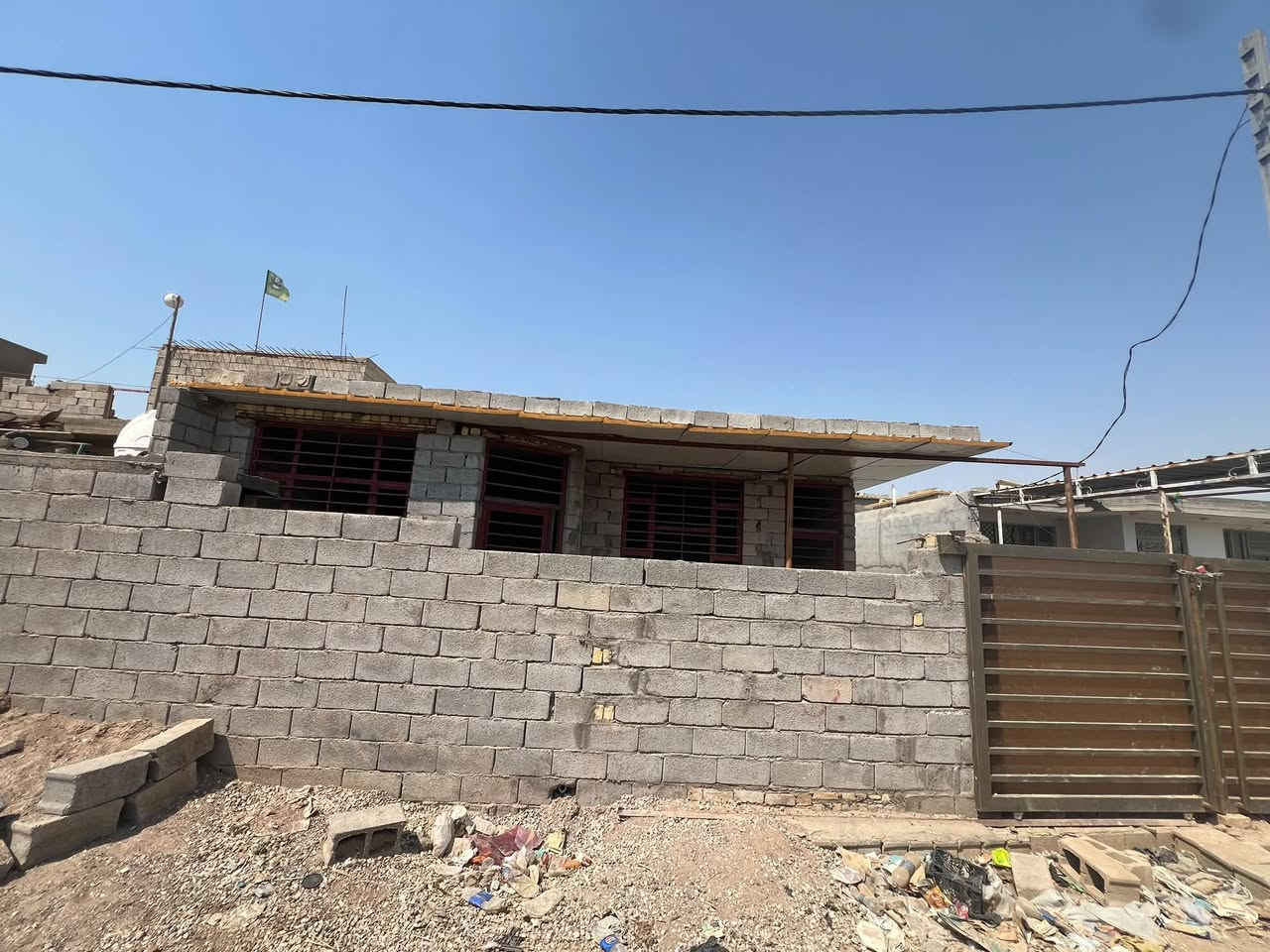 #عرض اليوم بيت لبيع المساحه280متر العنوان الخماس شارع الرسول البيت سقف سندويج  البيت بناء حديث يتكون البيت من غرفتين نوم وصاله ومطبخ واستقبال البيت مئسس مي ومجاري والسعر ٣٣وقابل التفاوض🤝اي الاستفسار تصال الارقام التاليه***********  او مراجعه مكتب الرحمن اللعقار
