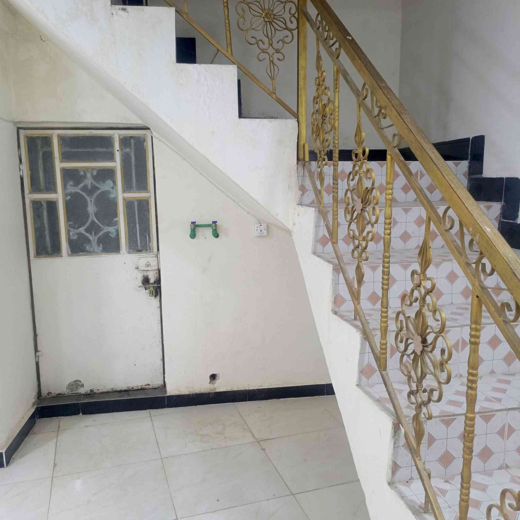 السلام عليكم بيت للايجار مساحة 200متر يحتوي على غرفة نوم وكلدور ومطبخ وصاله وحمام وطارمه وحديقة والطابق الثاني غرفة نوم وبيتون العنوان الأساتذة مدينة حمورابي السياحية شارع الشهيد عميد قيس المعموري بنفس الشارع تبليط خدمات كامله تفاصيل اكثر الاتصال على الرقم *********** بي واتساب أو خاص موجود
